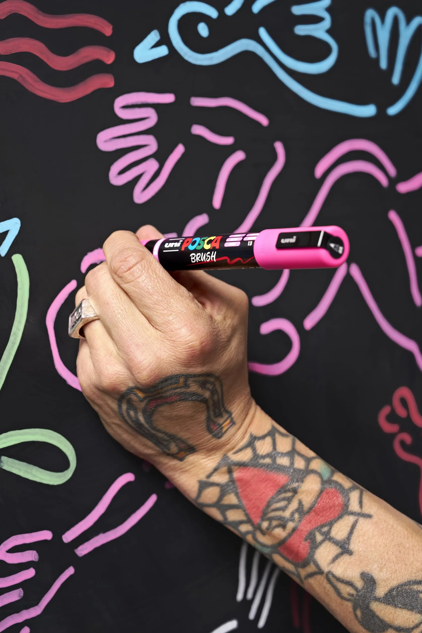 POSCA 184016 – zestaw markerów POSCA Brush Pen, 16 pisaków akrylowych z końcówką pędzelkową, pisaki PC-5BR do prawie każdej powierzchni