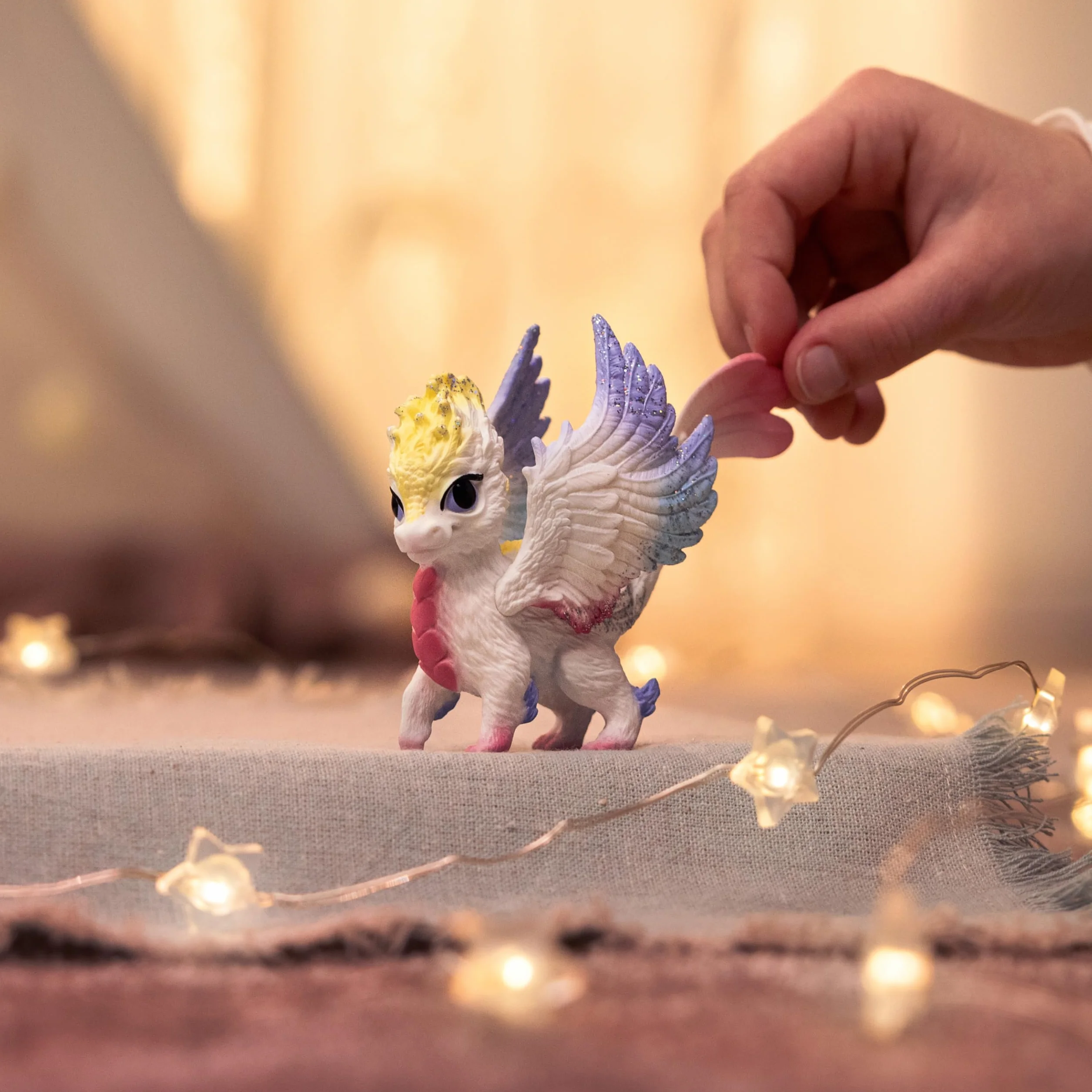 schleich BAYALA | Tęczowy smoczek 70825 | figurka z kolorowymi skrzydłami i brokatem | Dekoracja i figurka kolekcjonerska | Prezent dla dziewczynek i chłopców | Zabawka od 5 lat | 6 x 10 x 7 cm