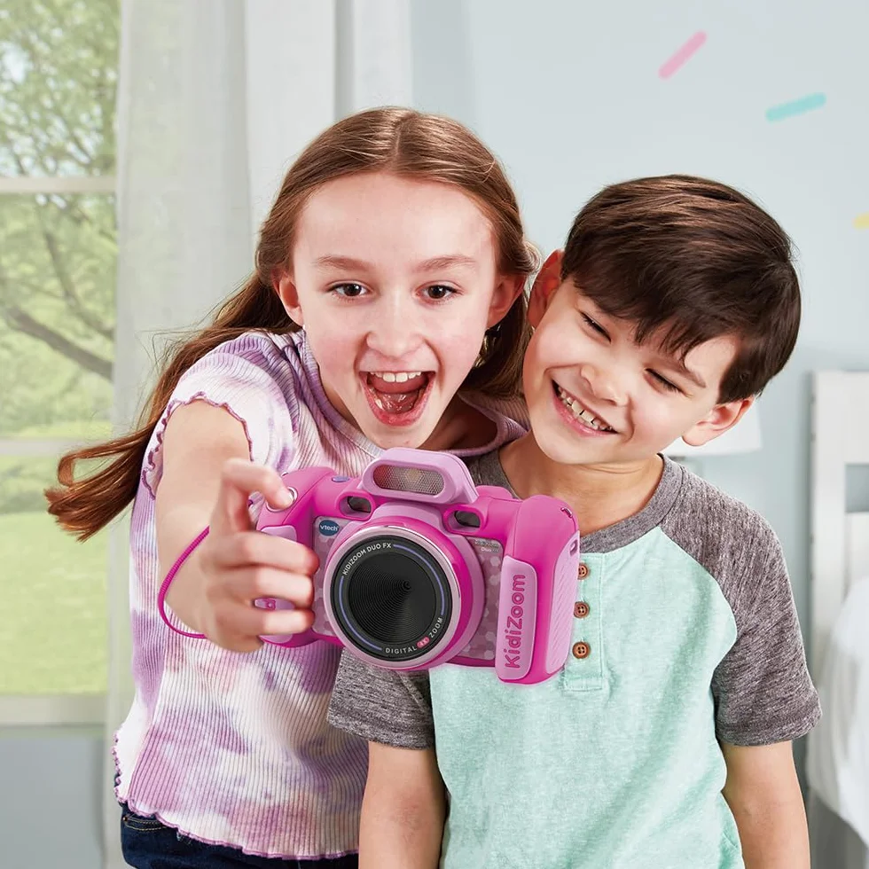 VTech - KidiZoom Duo FX Rose, aparat cyfrowy dla dzieci, fotografia, selfie, wideo, kolorowy ekran, studio komiksowe, filtry i efekty Rigolos, prezent dla dzieci od 4 lat do 12 lat - Zawartość w