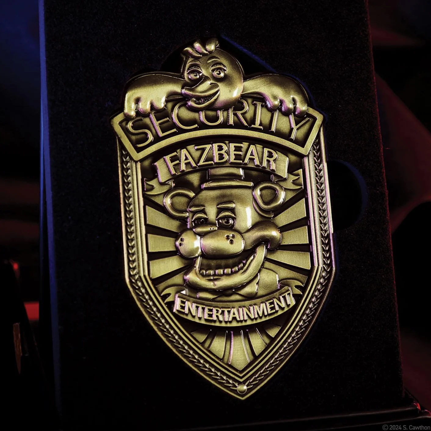 FaNaTtik Five Nights at Freddy's Replika Odznaka Bezpieczeństwa – Limitowana Edycja w Antycznym Kolorze Brązowym FNAF Kolekcjonerska z Zapięciem, Przepustką i Skrzynką Kolekcjonerską