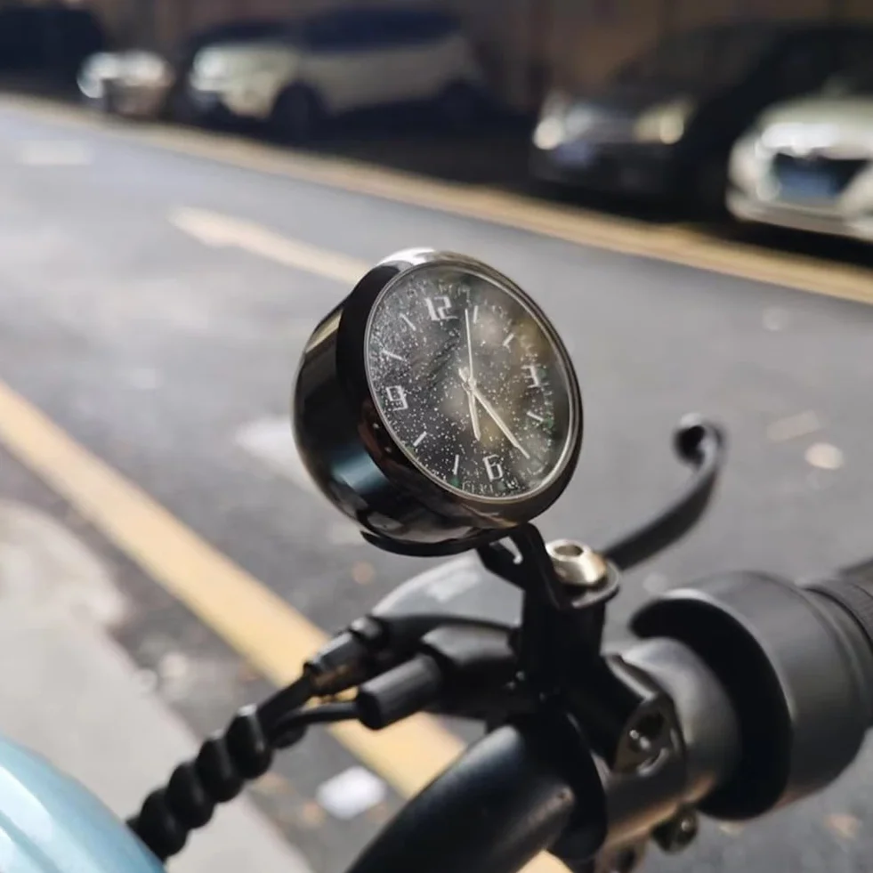 Gdfnmogo Metalowy zegar na kierownicę motocykla, zaprojektowany z myślą o dokładnym pomiarze czasu i łatwym dopasowaniu