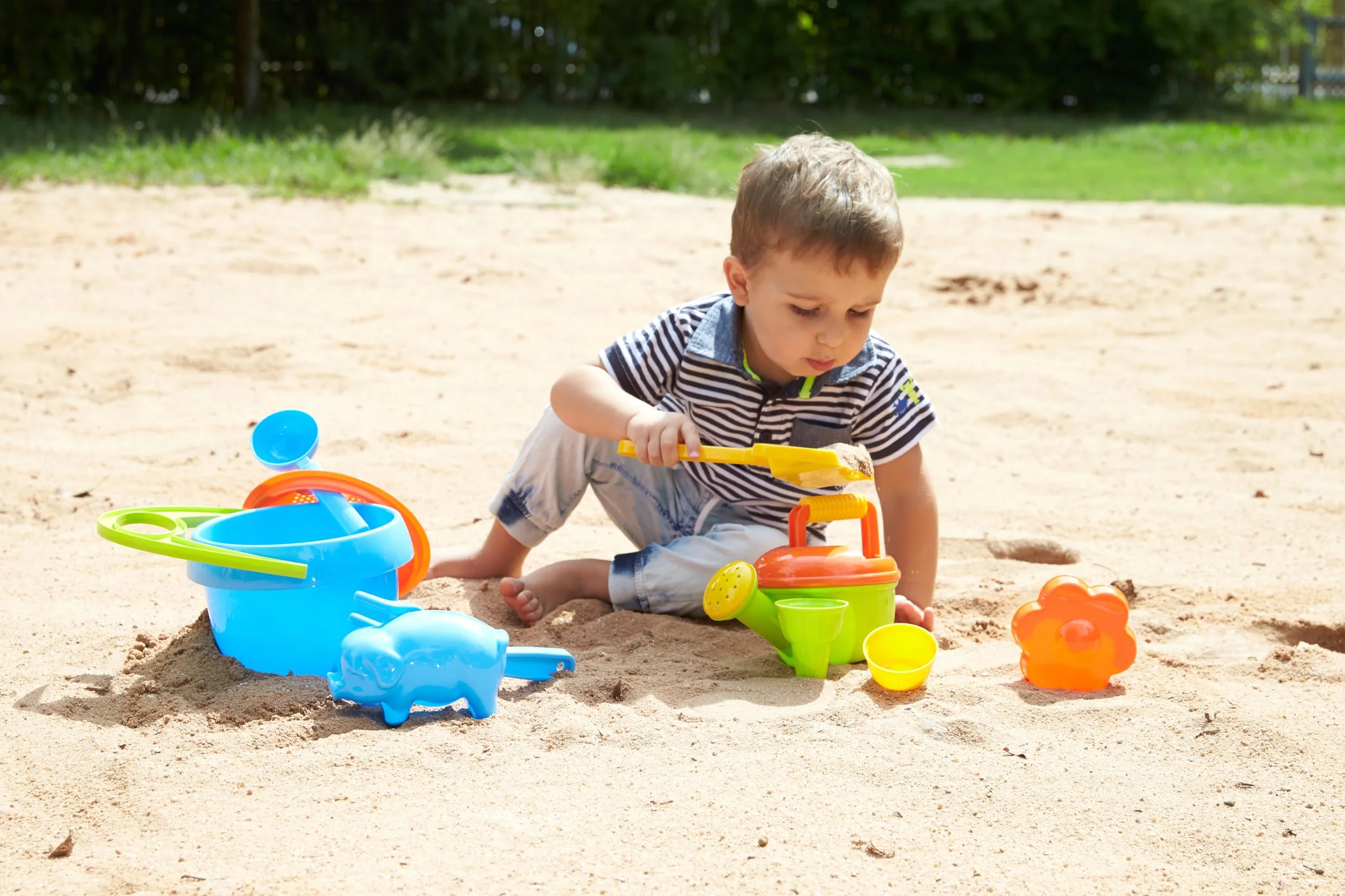Lena 5420 Happy Sand zestaw do zabawy dla chłopców i dziewczynek od 2 lat, zabawka plażowa z wiaderkiem, sitkiem, łopatką, grabie, odlewniczą, łyżką do lodów, 2 torebki i 2 formy, wielokolorowy