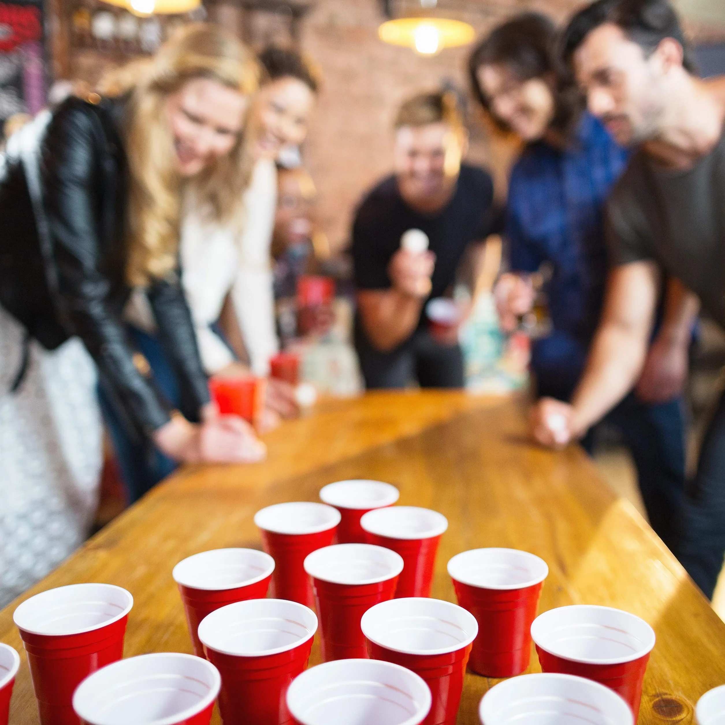 Relaxdays Zestaw kubków do piwa, pong, zestaw z 6 piłkami, 50 kubków do beer Pong, gra do picia, kubki imprezowe 16 oz, czerwony/niebieski