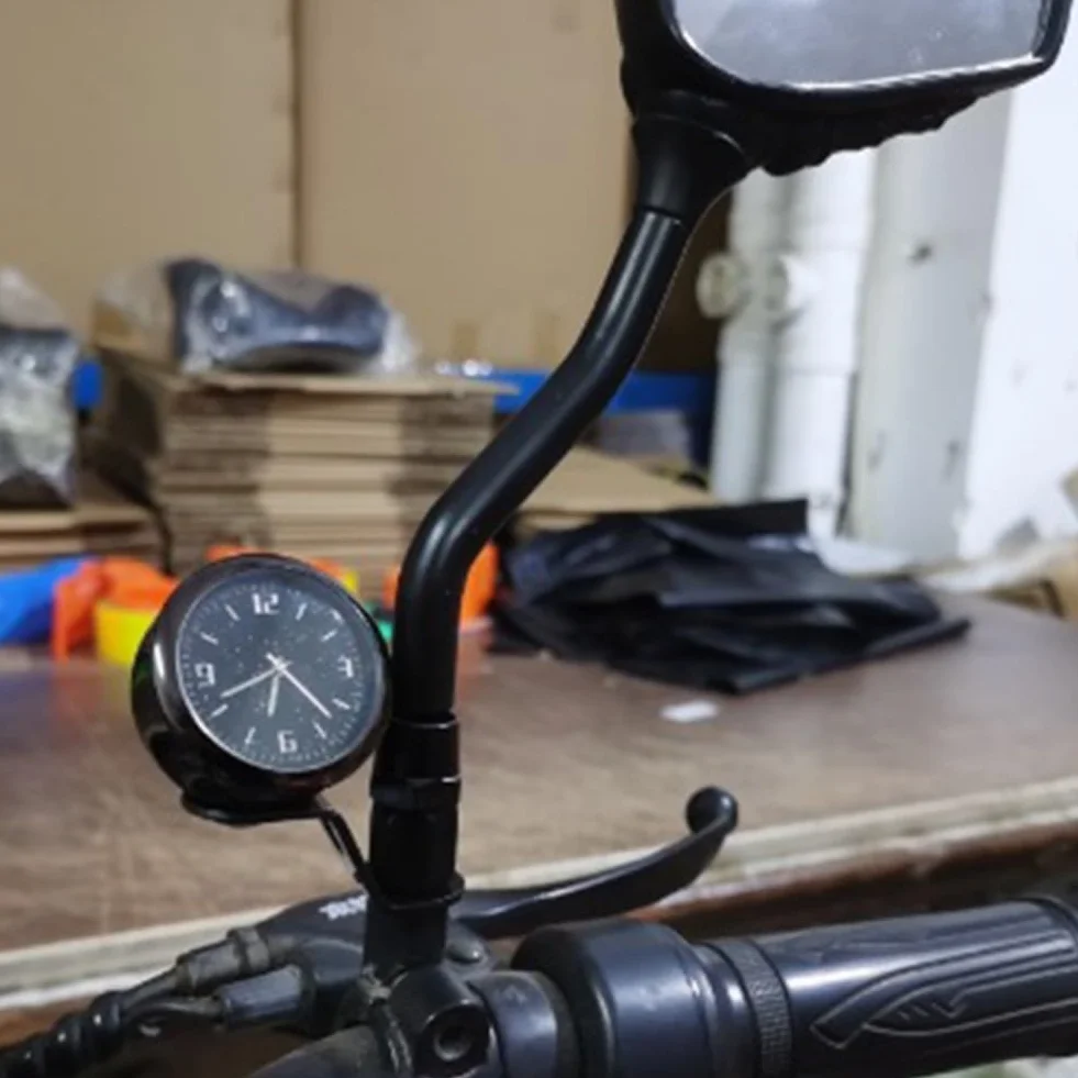 Gdfnmogo Metalowy zegar na kierownicę motocykla, zaprojektowany z myślą o dokładnym pomiarze czasu i łatwym dopasowaniu