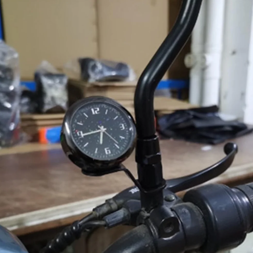 Gdfnmogo Metalowy zegar na kierownicę motocykla, zaprojektowany z myślą o dokładnym pomiarze czasu i łatwym dopasowaniu