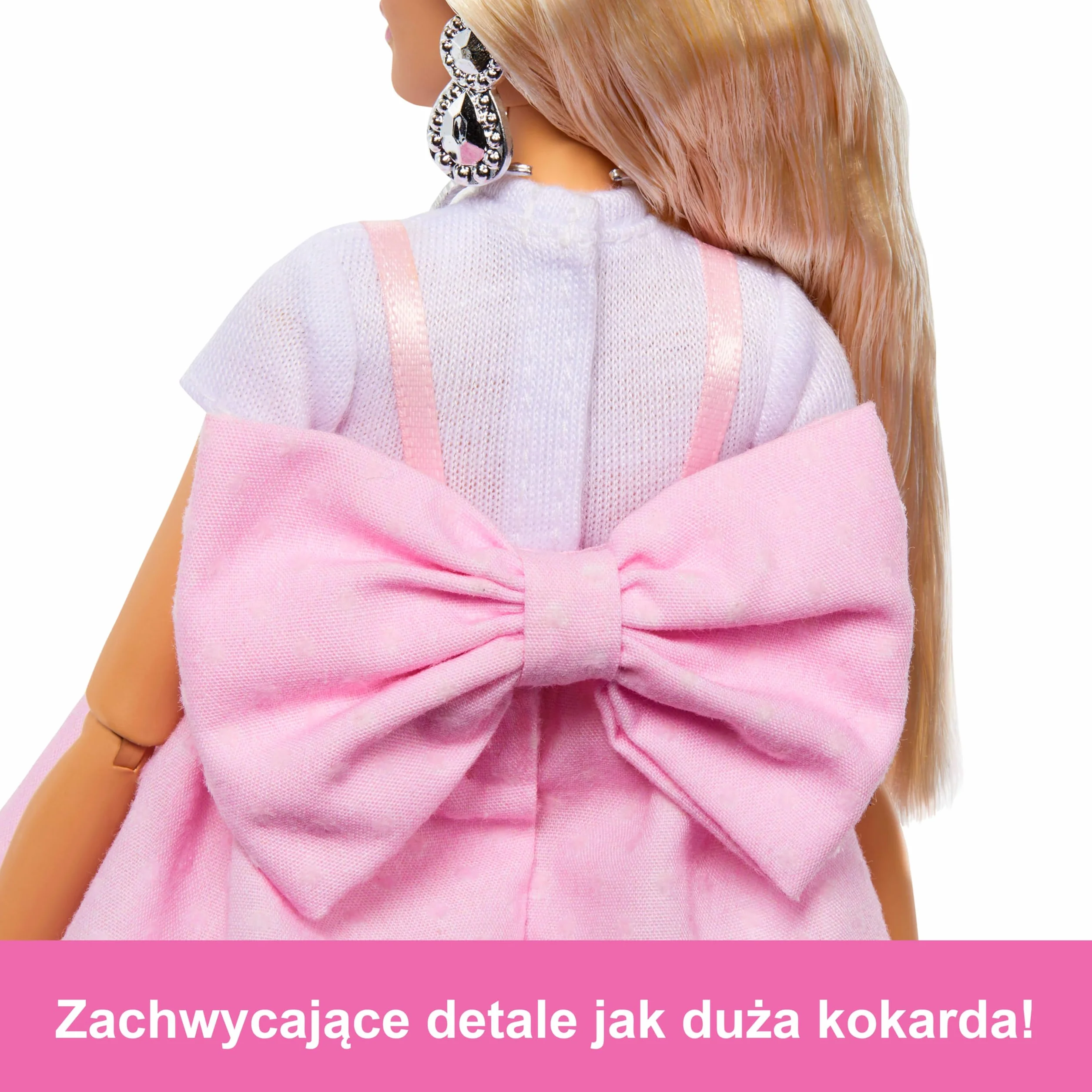 Barbie Deluxe Style Lalka Nr 3 w stroju w stylu Barbiecore, blond włosy z koczkiem, pasteloworóżowa sukienka z dużą kokardą, akcesoria, w tym rajstopy kabaretki, HYV27