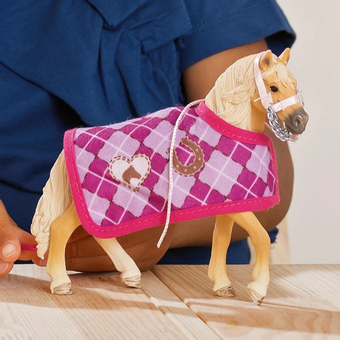 schleich HORSE CLUB | Modne akcesoria dla koni Sofii 42431 | zestaw z koniem, derką, uwiązem i nożyczkami | kreatywny prezent dla dziewczynek i chłopców | zabawka od 5 lat | 4 elementy
