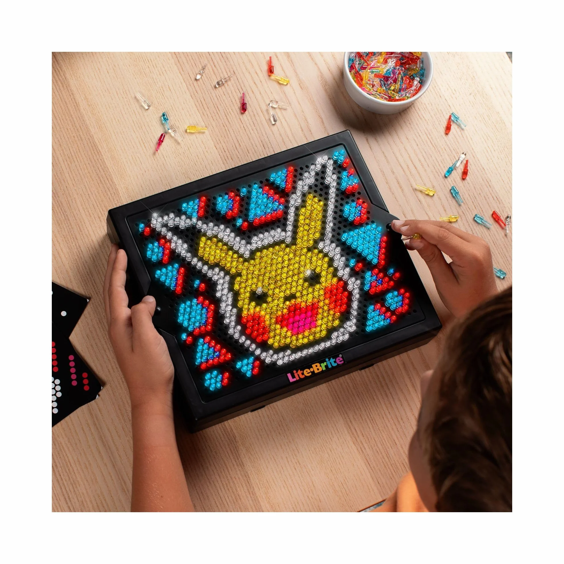 Basic Fun Lite-Brite Pokémon podświetlana tablica kreślarska LED z kolorami, świecąca zabawka dla dzieci
