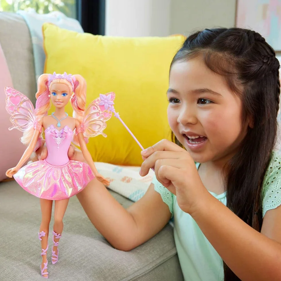 Barbie Wróżka Lalka z różdżką i akcesoriami modowymi, baśniowy motyw i zmiana koloru na skrzydełkach i stroju, JCP76