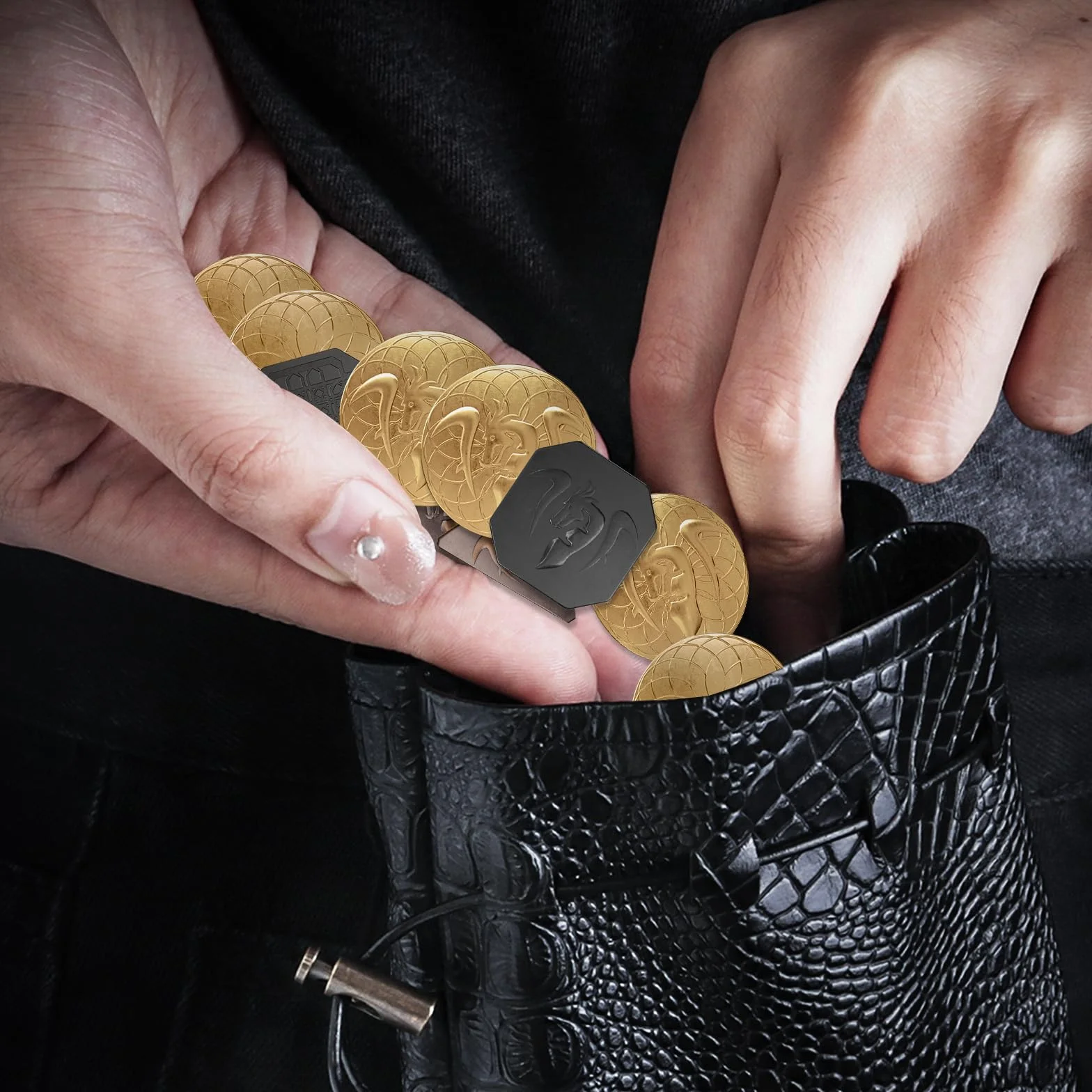 Byhoo 145 sztuk DND Metal i skórzana torba, zawiera 60 złotych monet, 40 sztuk srebrnych, 40 sztuk miedzianych i 5 sztuk platynowych, żetonów do gier ze skórzaną torbą, która świeci w nocy