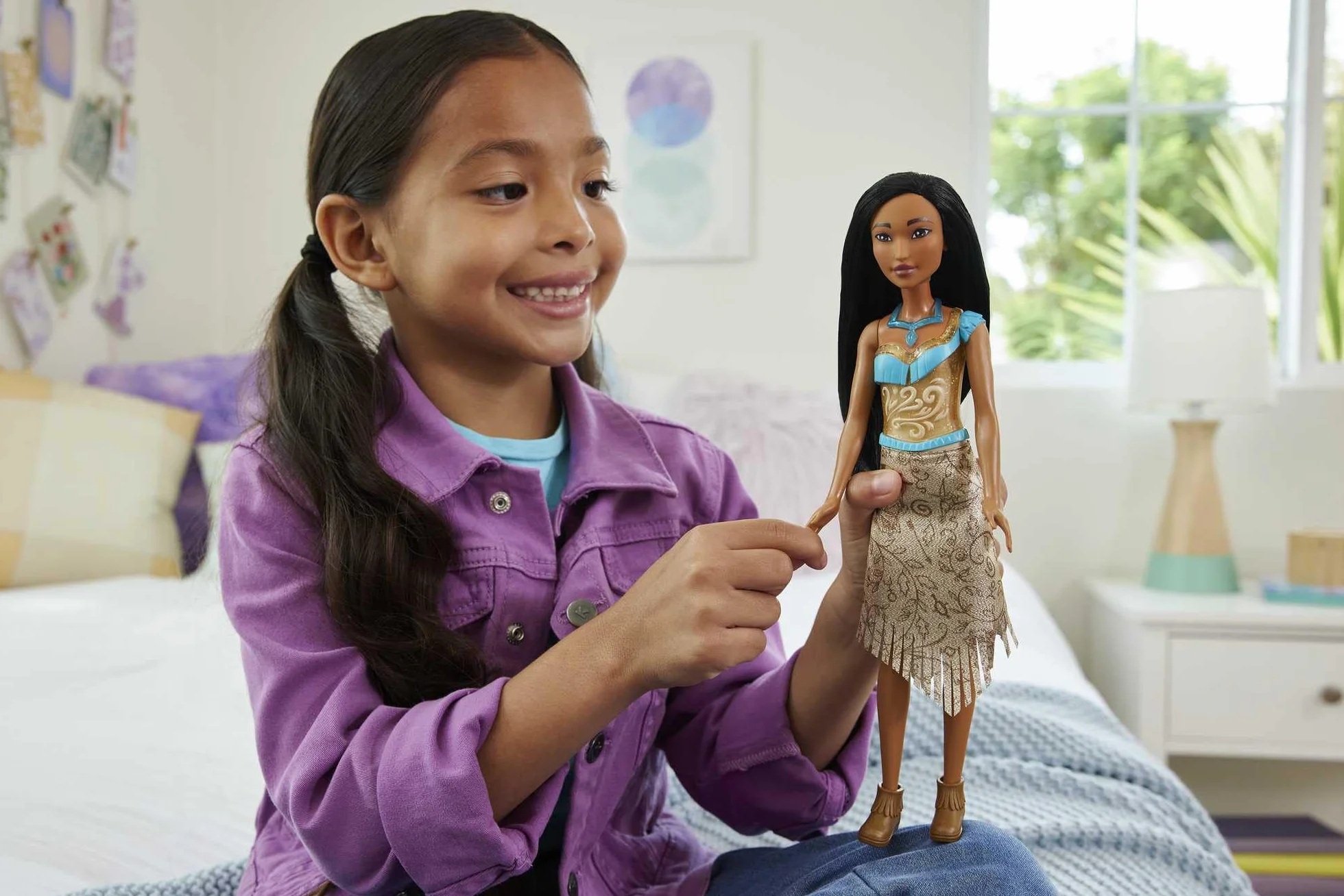 Mattel Księżniczka Disneya Pocahontas Lalka z punktami zgięcia, błyszczącym ubrankiem i akcesoriami inspirowanymi filmem Disneya, prezent dla dzieci HLW07