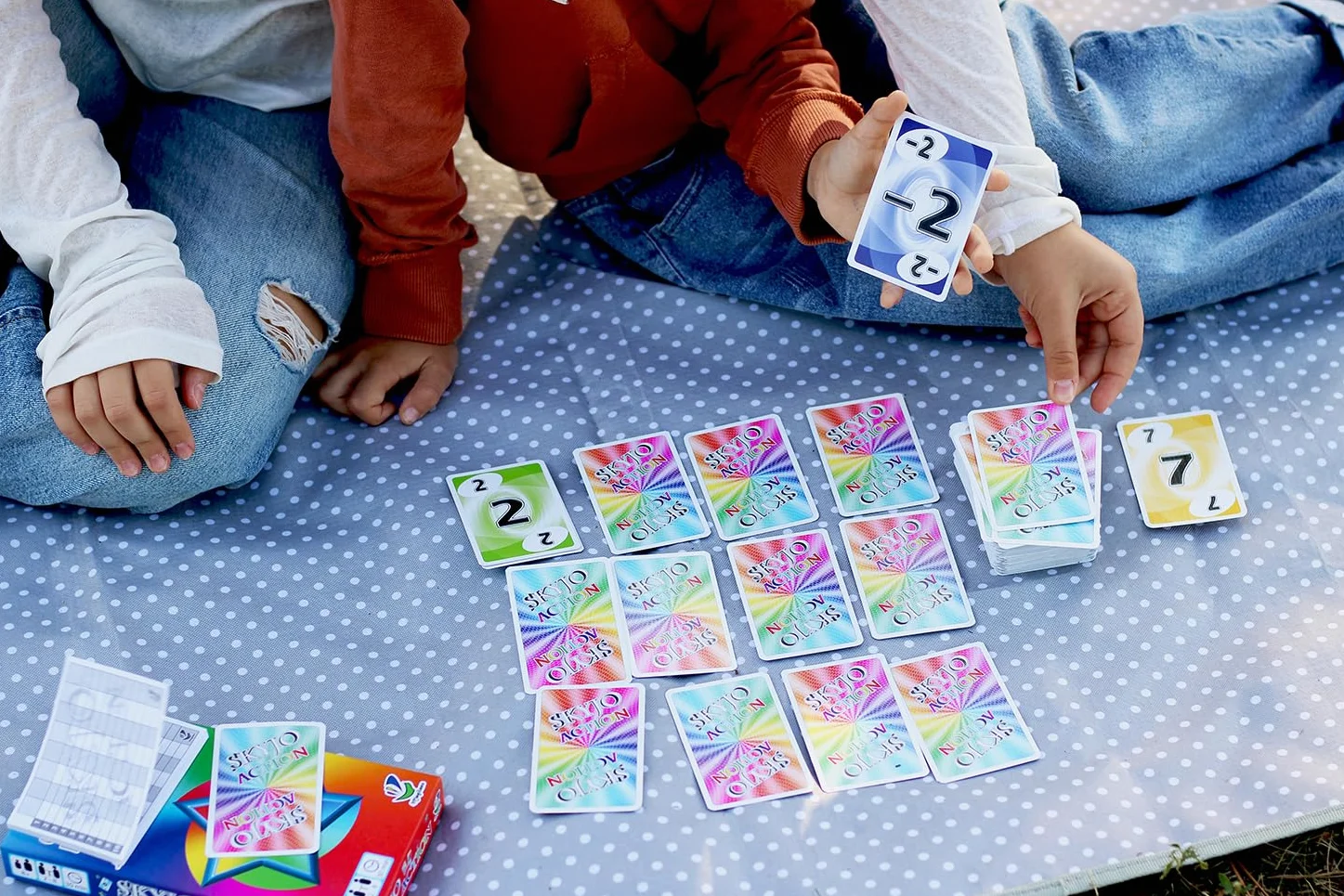 SKYJO Action de Magilano - ekscytująca gra karciana na zabawne i zabawne wieczory z grami z przyjaciółmi i rodziną.