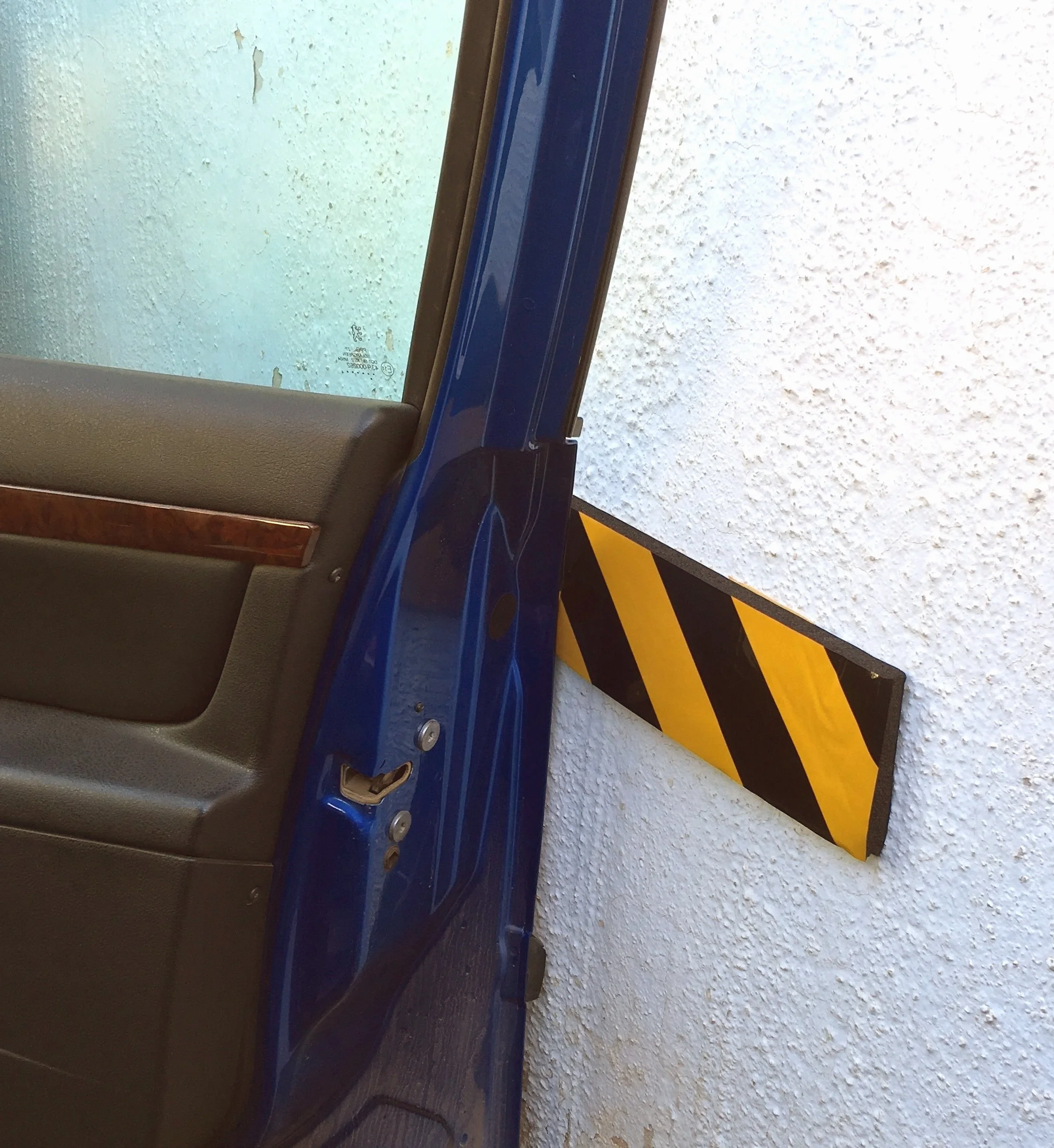 4 x piankowe zderzaki do ochrony ścian garażu i drzwi samochodowych na parkingach i magazynach, 44 x 10 x 1,5 cm, czarno-żółte)