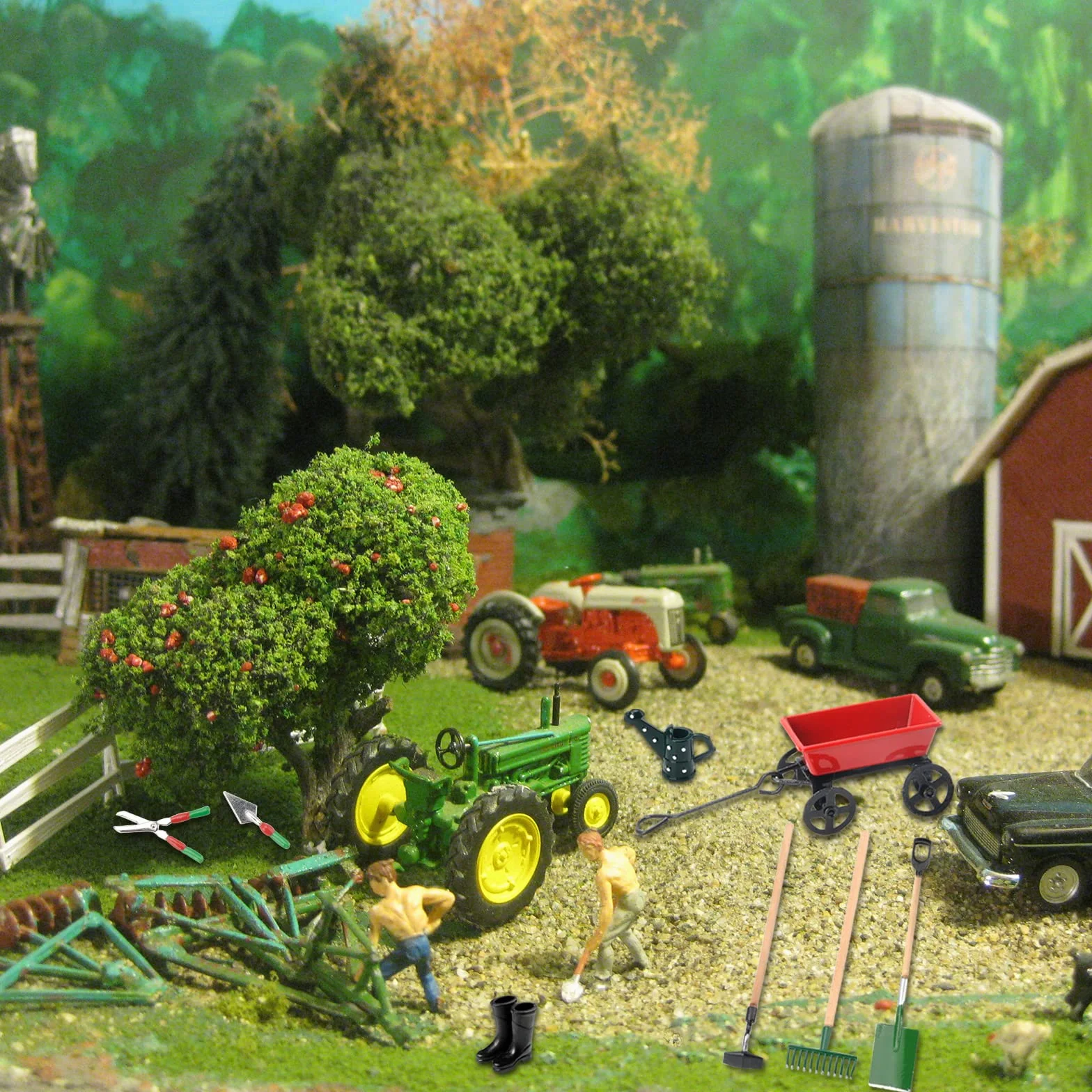 Miniaturowy domek dla lalek, zestaw narzędzi ogrodowych, kalosze, konewka, łopatka, tłuczek, grabie, wózek, czajnik, nożyczki, szufla, mini ornament