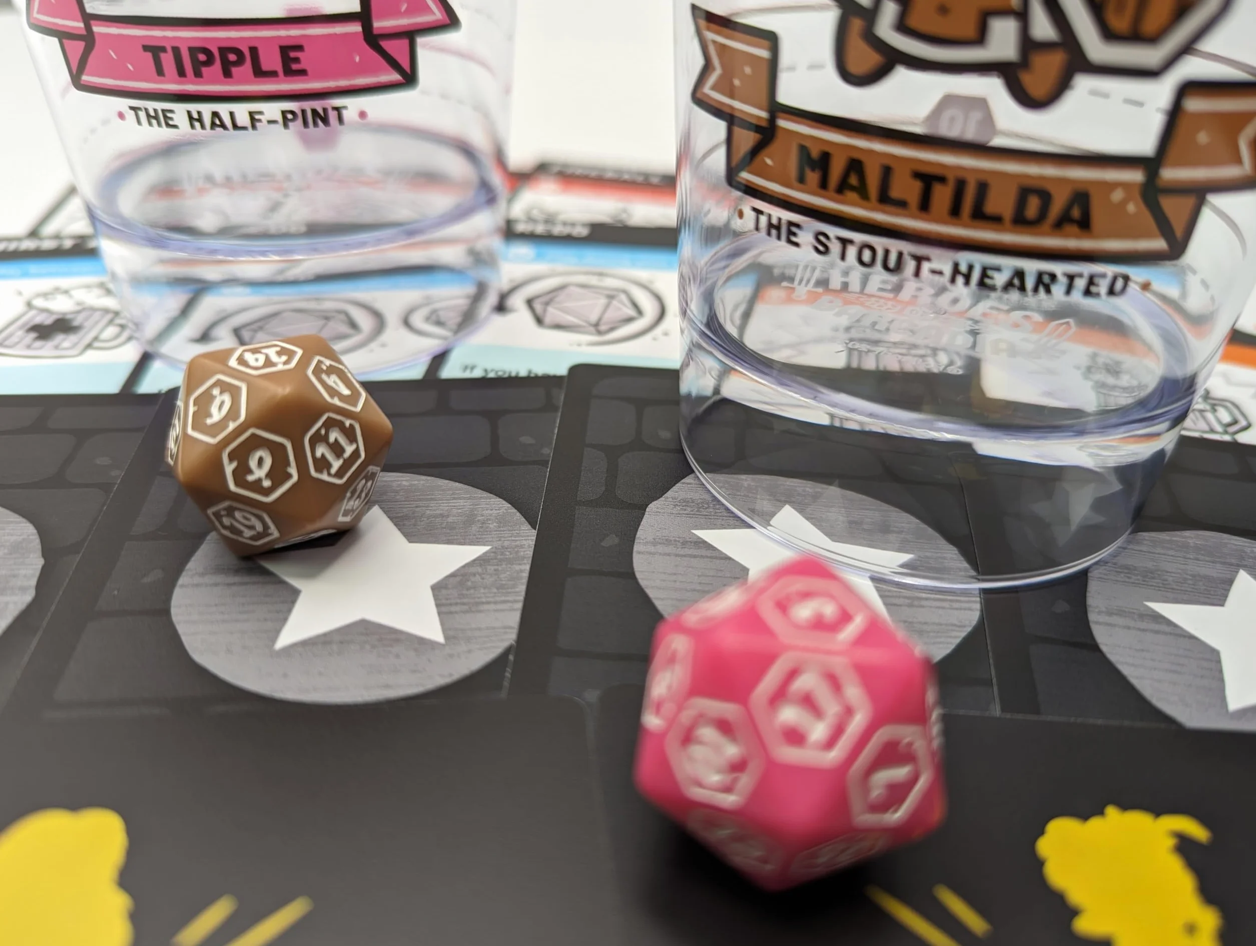 Rozszerzenie Party Pack: dodaj dwóch innych graczy do swojej imprezy RPG Dungeon Exploration Drinking Games | 1. edycja | Gry planszowe dla dorosłych z kostkami i napojami