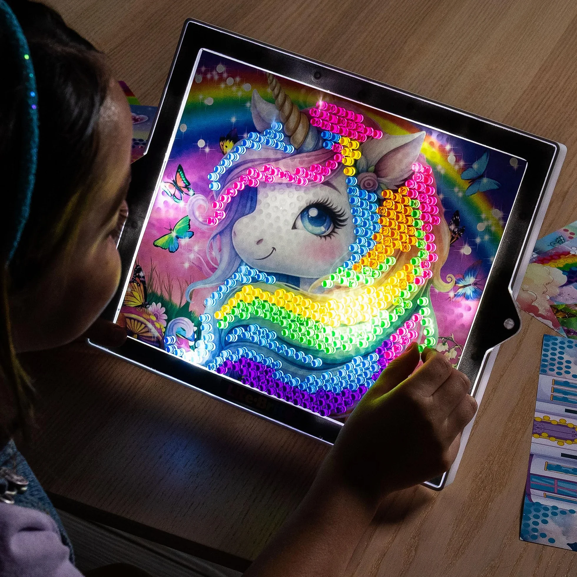 Basic Fun Lite-Brite Colour Pop Rainbow Dreams – Kreatywna gra swietlna teczowa z kolorowymi kolkami