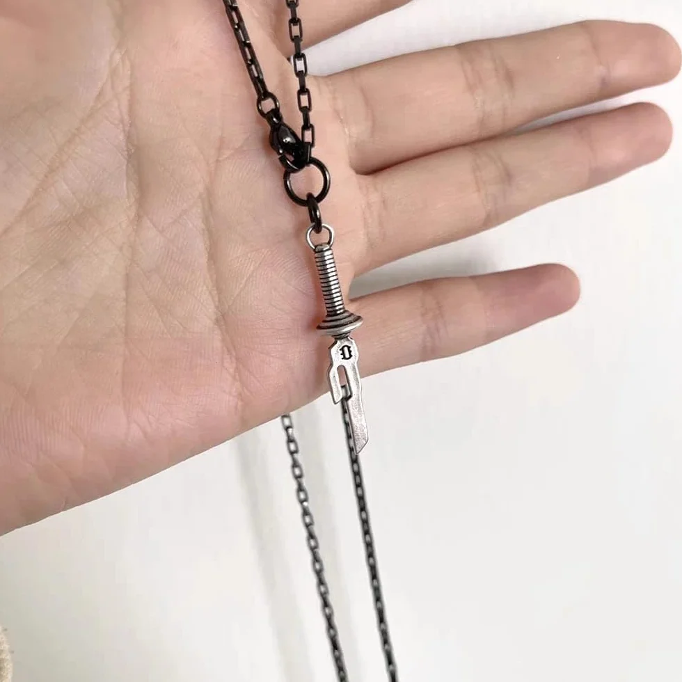 Naszyjnik Włóczni Raju i Nieba - Odwrócony - Asasyna - Wisiorek 5 x 0.5 cm Łańcuszek 60 cm - Metal - Cosplay, XL, Metal, Bez kamienia szlachetnego
