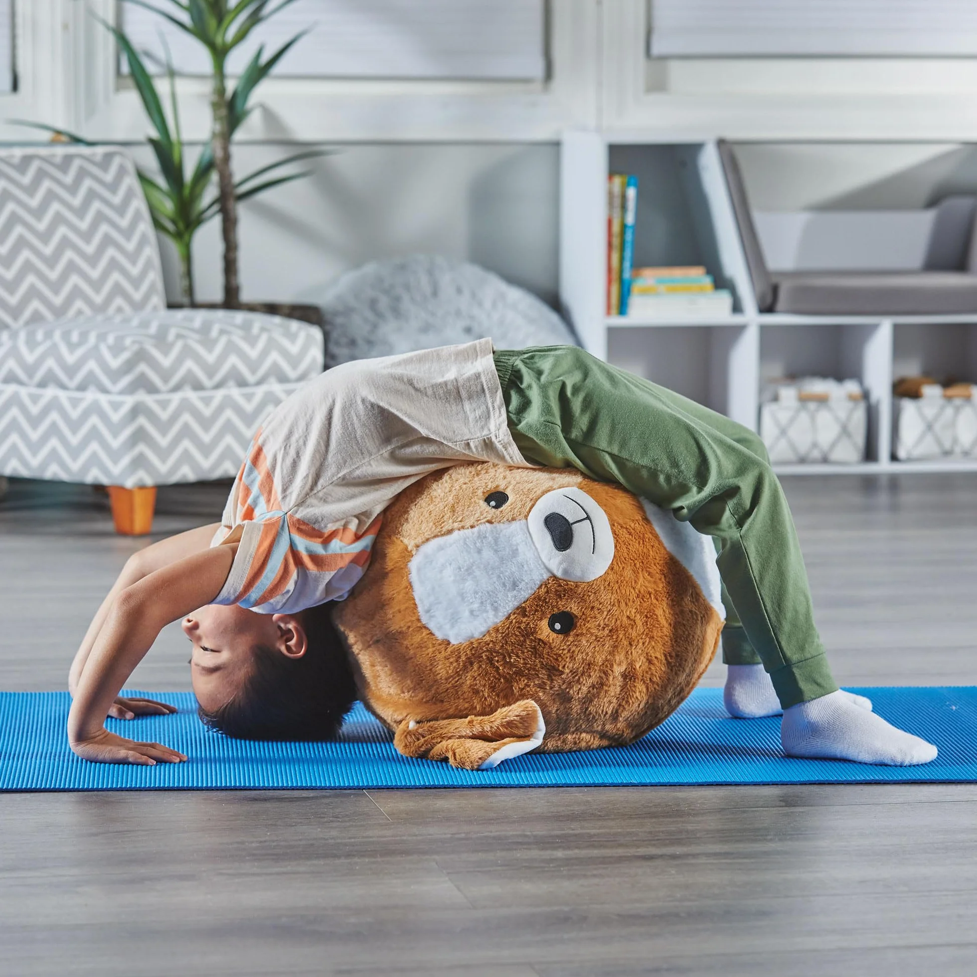 Learning Resources Yoga Ball Buddy z psem BubblePlush, piłka do jogi dla dzieci od 3 lat, gra do jogi dla równowagi i ruchu, z 12 kartami do jogi i pompką