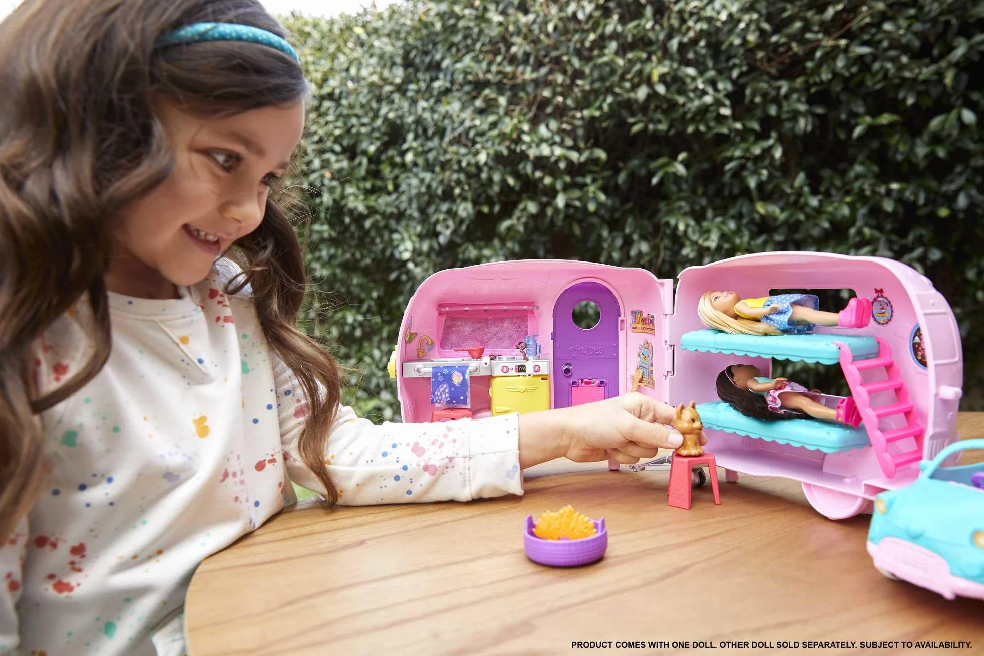 Barbie Zestaw do zabawy z przyczepą kempingową, lalką Chelsea , szczeniaczkiem, samochodem, paleniskiem, gitarą i 10 akcesoriami, prezent dla dzieci w wieku od 3 do 7 lat, FXG90