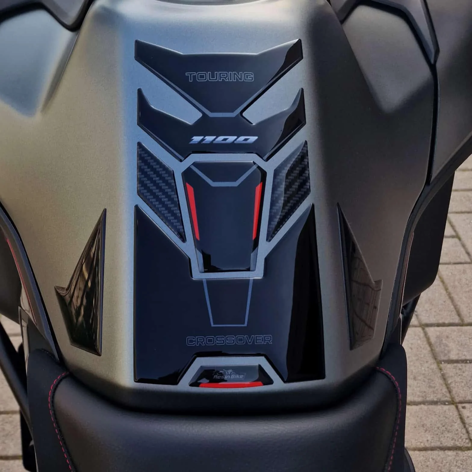 Resin Bike Naklejki Moto kompatybilne z Honda NT 1100 2020-2026. Chronią Podkładka zbiornika przed uderzeniami i zadrapaniami. Naklejki żywiczne z efektem 3D - wyprodukowane we Włoszech