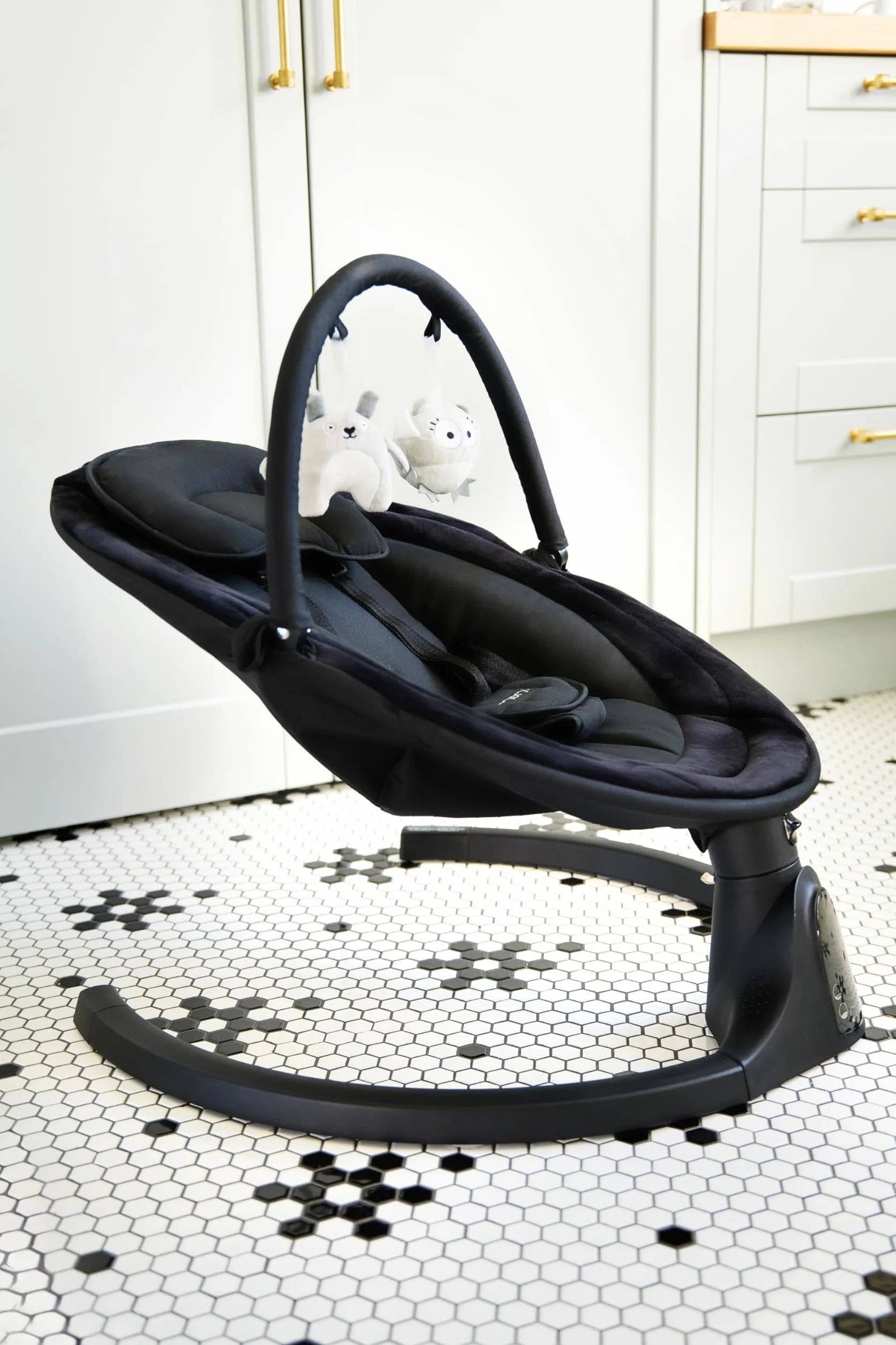 MOMI KENANI ONYX huśtawka do 9 kg, wyświetlacz LED, pilot zdalnego sterowania, Bluetooth do smartfonów, zasilanie bateryjne/sieciowe, 5-punktowe szelki bezpieczeństwa, łuk i zabawki