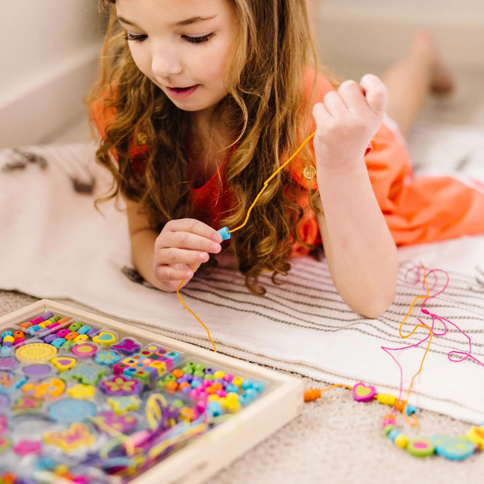 Melissa & Doug Drewniany Zestaw Koralików | Zabawa kreatywna| Zestaw koralików do robienia biżuterii| Drewniane koraliki dla dzieci w wieku 3 4 5 6 lat | Prezent dla chłopca lub dziewczynki