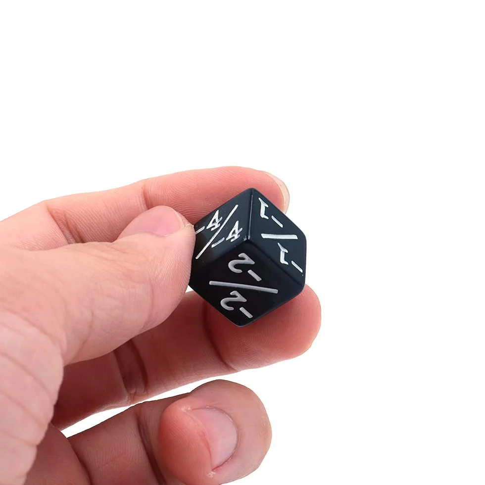 DollaTek Liczniki D6 ko?ci 12X bia?e +1/+1 i 12 x czarne -1/-1 do CCG MTG Magic The Gathering Card Games 12 szt. ?etonów i ko?ci lojalno?ciowych 24 szt. z torb?