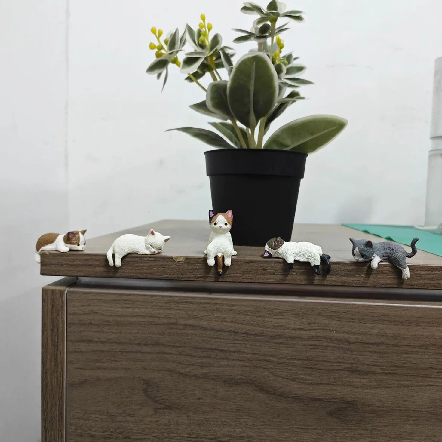 Miniaturowe ozdoby kota na ekran samochodu, kreatywne dekoracje samochodowe