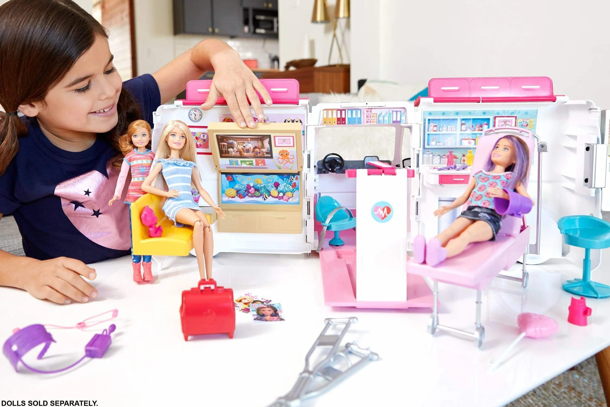 Barbie, Zestaw Do Zabawy Karetka – Mobilna Klinika O Szerokości Ponad 60 Cm, Ze Światłami I Dźwiękami FRM19