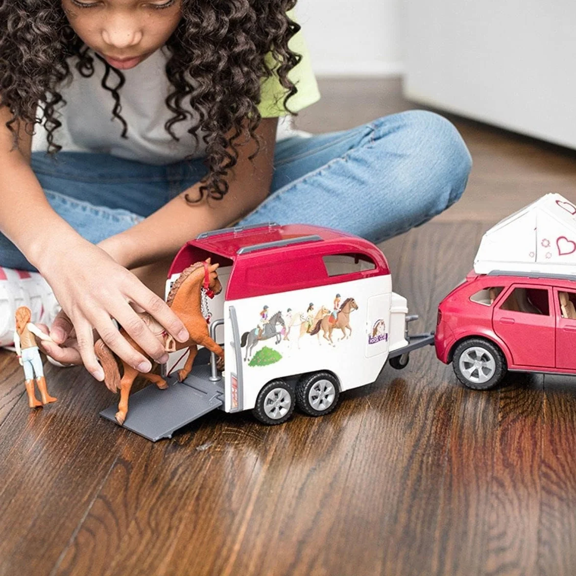 schleich HORSE CLUB | Podróż samochodem z przyczepą dla koni 42535 | z Hannah, tatą, koniem i akcesoriami | Prezent dla dziewczynek i chłopców | Zestaw konny od 5 lat | 110 elementów