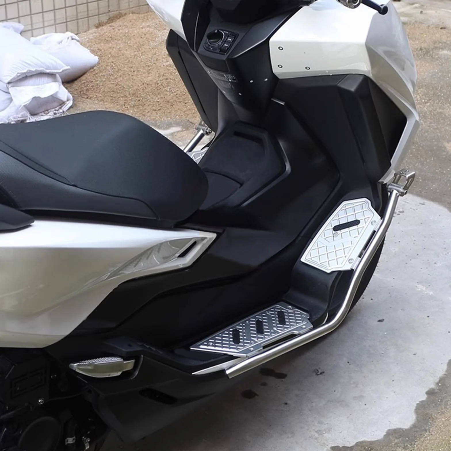 Zderzak drążek ochronny do podnóżka Honda Forza 125 300 350 2017-2023 srebrny