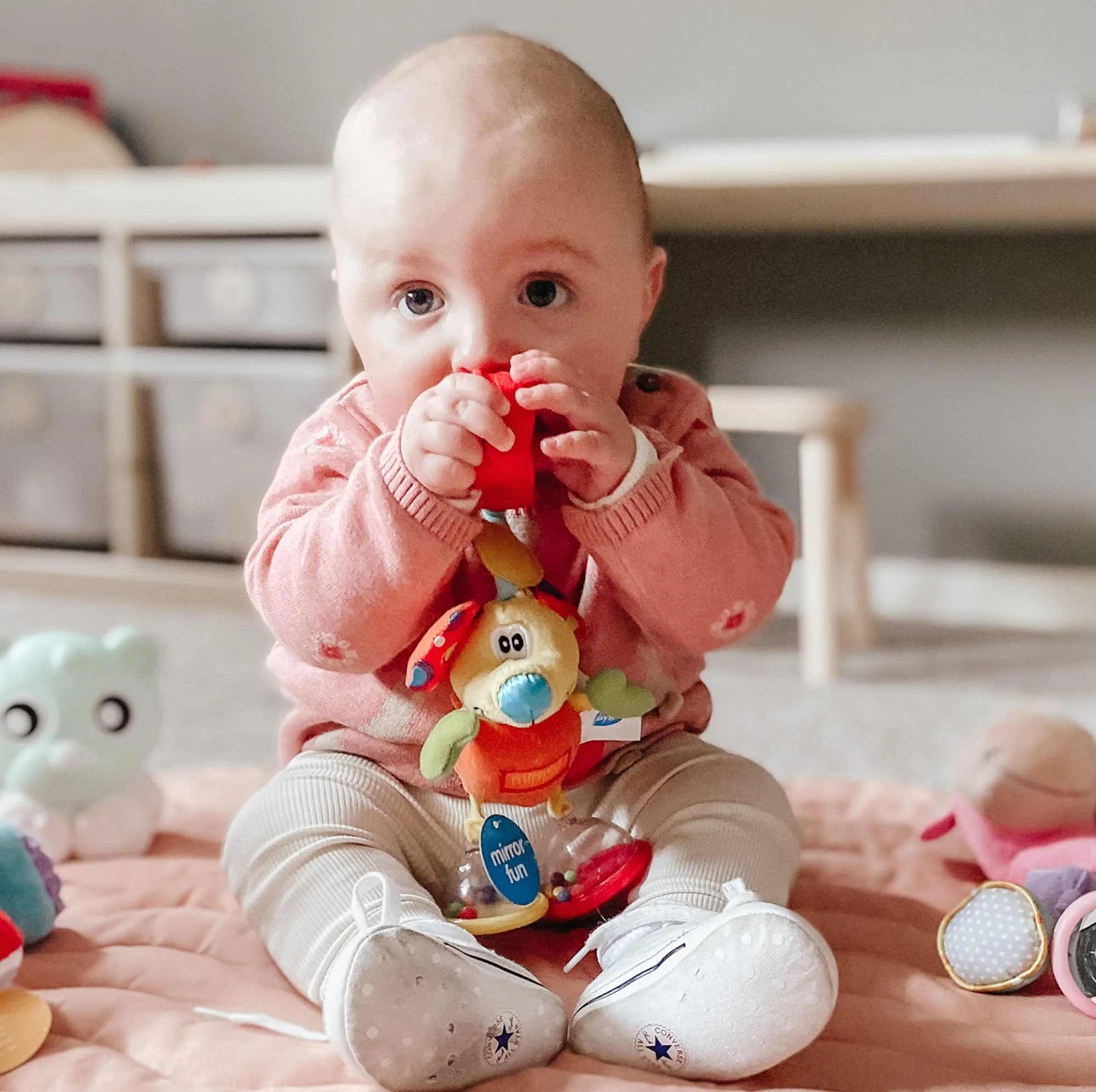 Playgro Przyczepa do samochodu ciężarowego mysz – przyczepka do wózka dziecięcego – zabawka dla dzieci – przyczepka do wózka dziecięcego – kolorowa