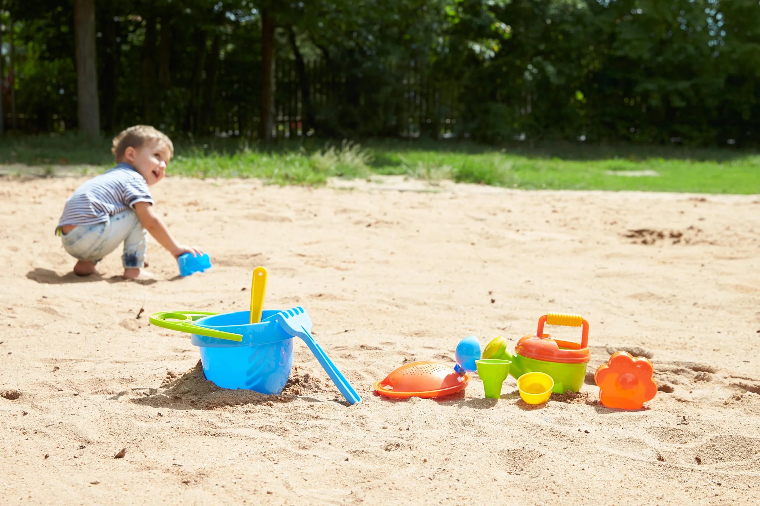 Lena 5420 Happy Sand zestaw do zabawy dla chłopców i dziewczynek od 2 lat, zabawka plażowa z wiaderkiem, sitkiem, łopatką, grabie, odlewniczą, łyżką do lodów, 2 torebki i 2 formy, wielokolorowy