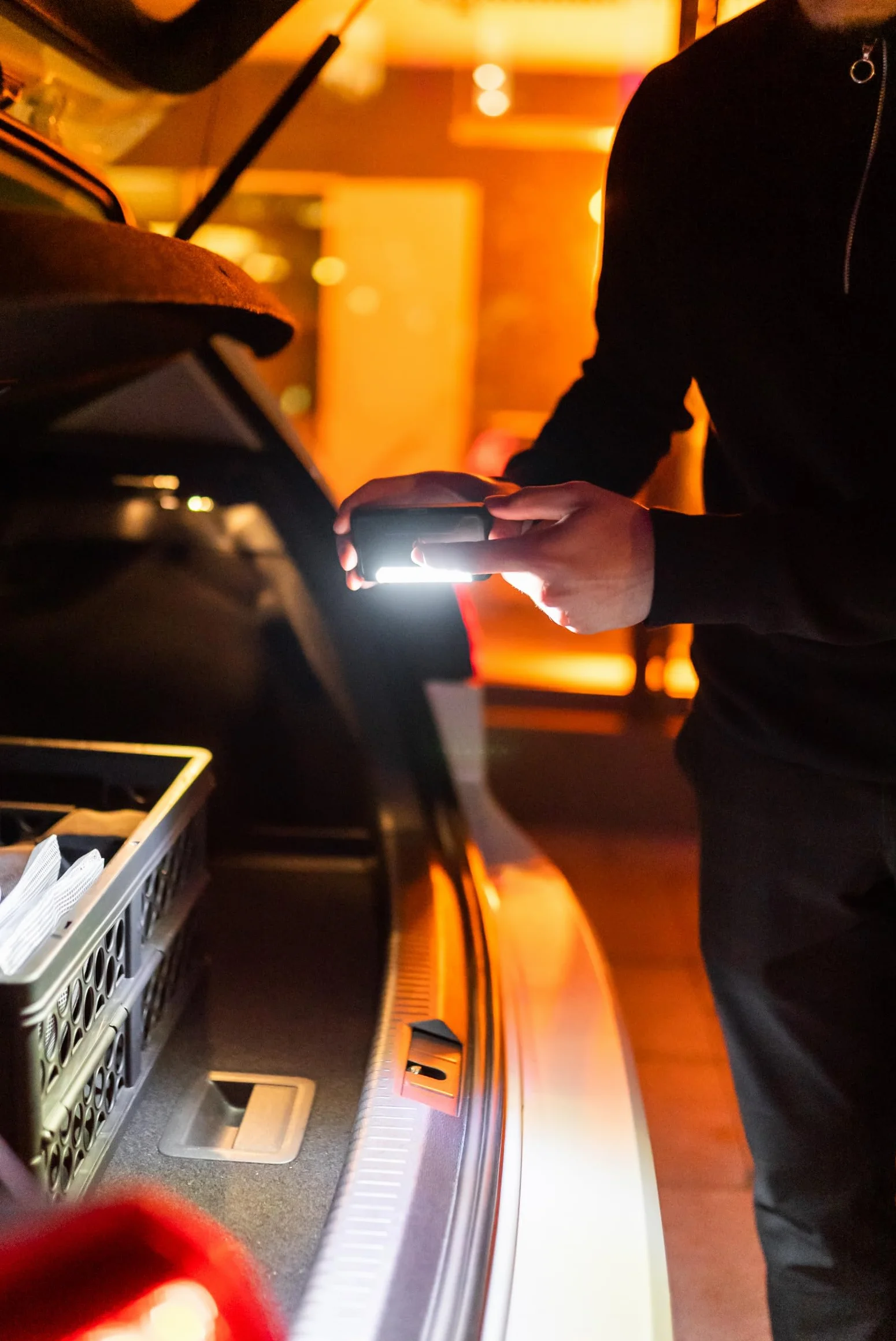 OSRAM LEDambient Trunk Light, z funkcją automatycznego oświetlenia, ładowalna i uniwersalna lampa LED bagażnika