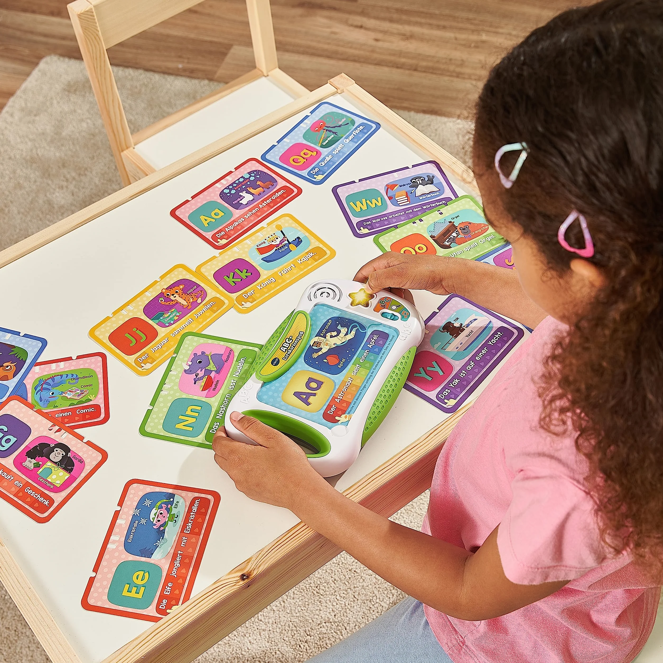 VTech ABC - tablica do nauki z drukowanymi kartami z literami i treściami do nauki na temat liter, dźwięków, przedmiotów i figurek, kolorów i wielu innych – dla dzieci w wieku 4-7 lat