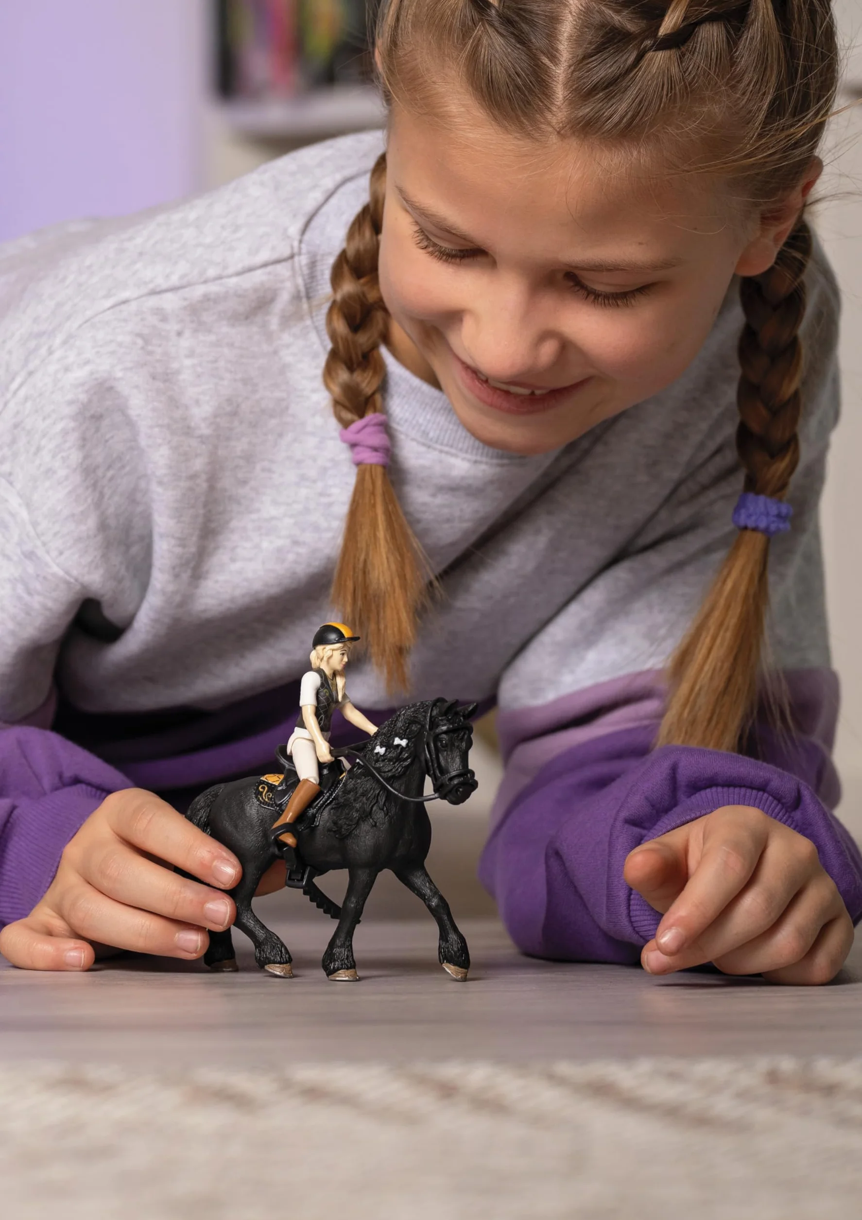schleich HORSE CLUB | Tori & Princess 42640 | Ruchoma figurka dziewczynki z koniem, siodłem, uzdą & czaprakiem | Realistyczny zestaw jeździecki | Prezent dla dzieci | Zabawka od 5 lat | 11 elementów