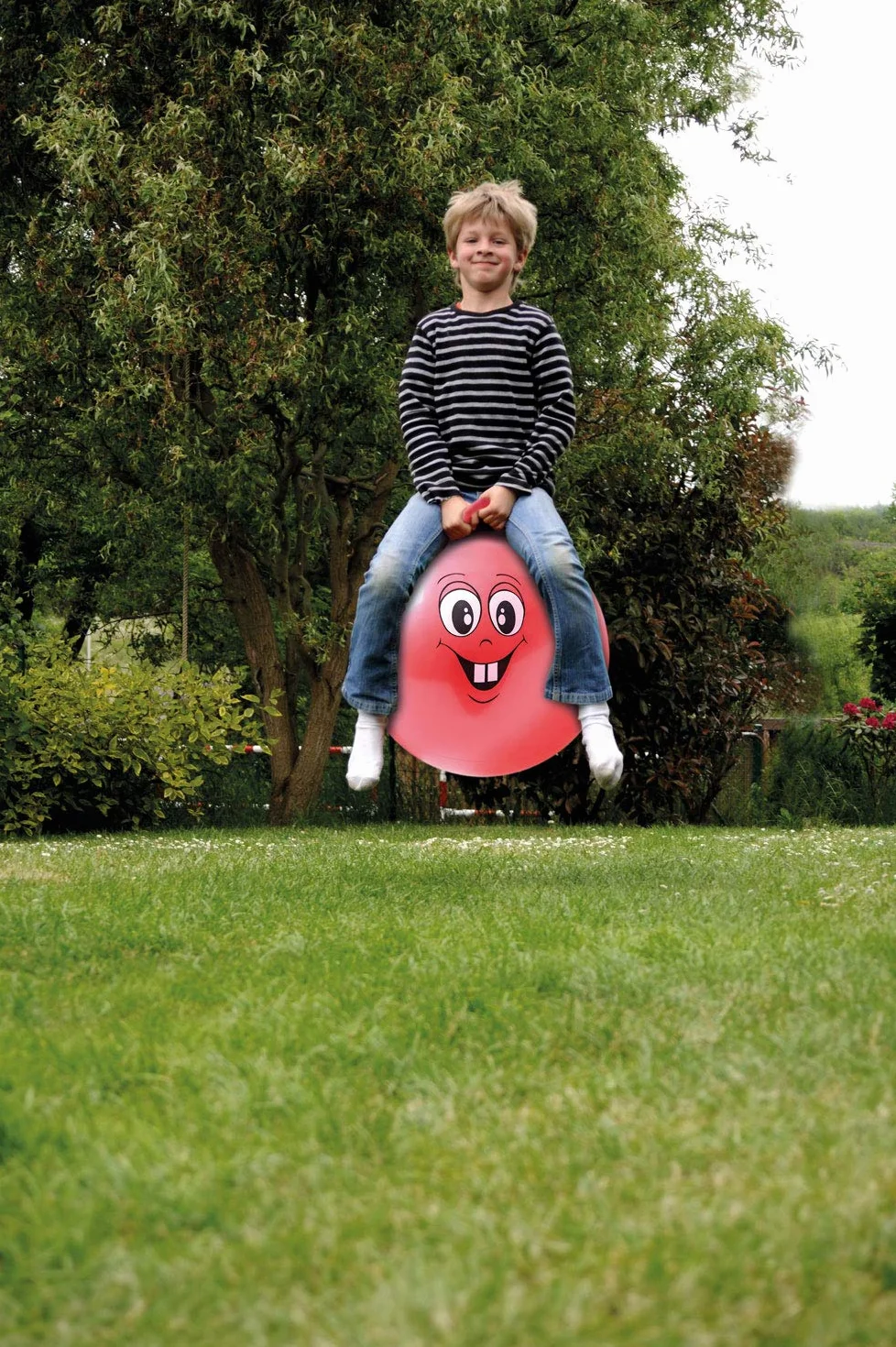 Idena 40093 - piłka do skakania Happy Face w kolorze czerwonym, średnica ok. 45-50 cm, obciążenie do 50 kg, idealna na lato, do parku lub przedszkola