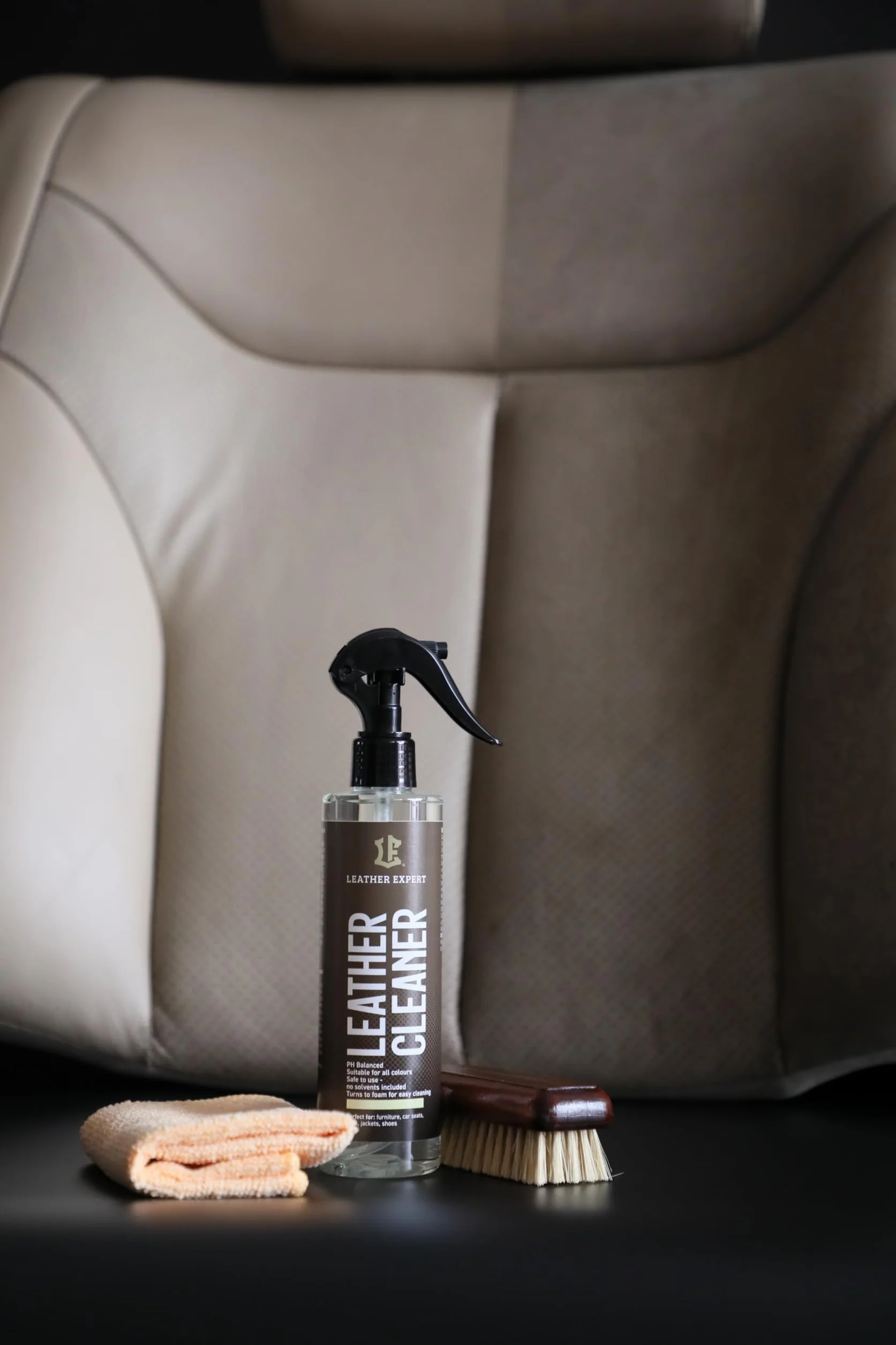 Leather Expert Car Care Kit Zestaw do pielęgnacji skóry 250 ml + 250 ml Szczotka Gąbka Ściereczka z mikrofibry