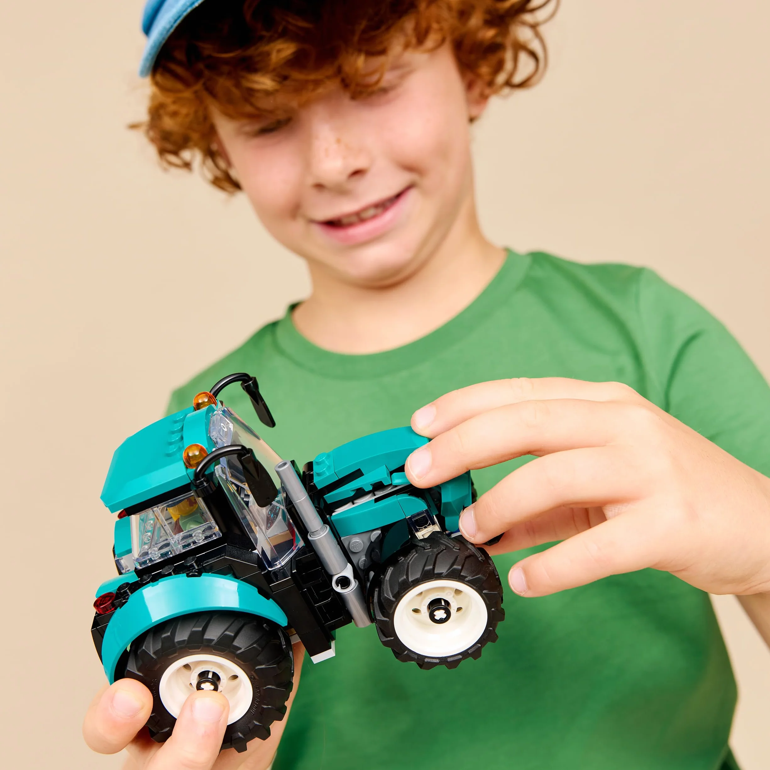 LEGO City Traktor, zabawka dla dzieci od 6 lat, ciągnik z gumowymi oponami i minifigurką rolnika, pomysł na prezent dla 6-latka, dla chłopca i dziewczynki na urodziny, ozdoba na biurko 60498