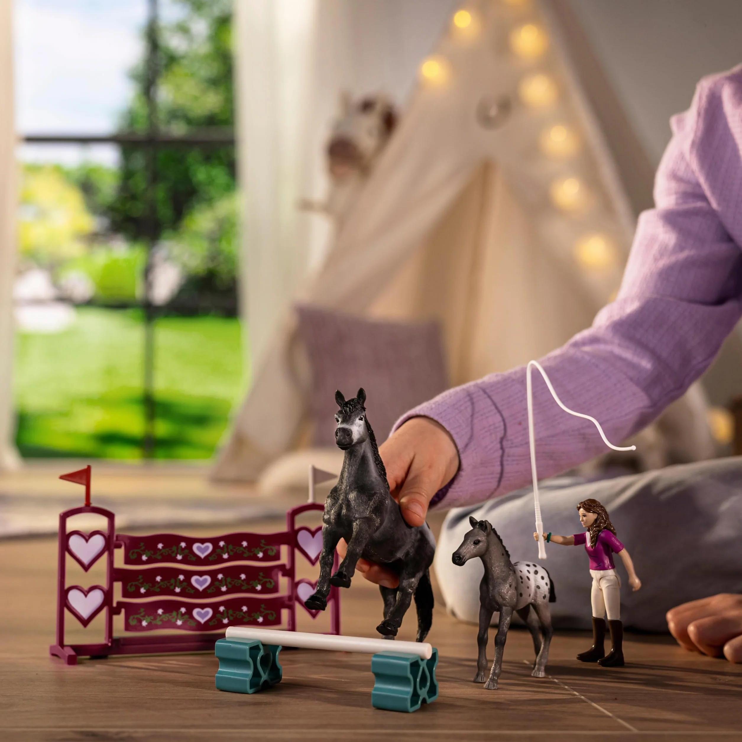 schleich HORSE CLUB | Trening turniejowy Lisy 42776 | Zestaw z koniem, źrebięciem, ruchomą figurką Lisy, przeszkodami i akcesoriami jeździeckimi | Zabawka konie od 5 lat | 7 elementów
