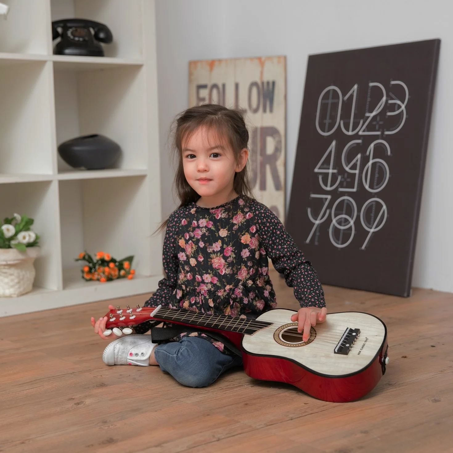 New Classic Toys 10304 Drewniana zabawka gitarowa dla małych dzieci 3 chłopców i dziewcząt prezenty dla niemowląt, instrumenty muzyczne dla dzieci w wieku trzech lat inkluzywny książka, czerwona,