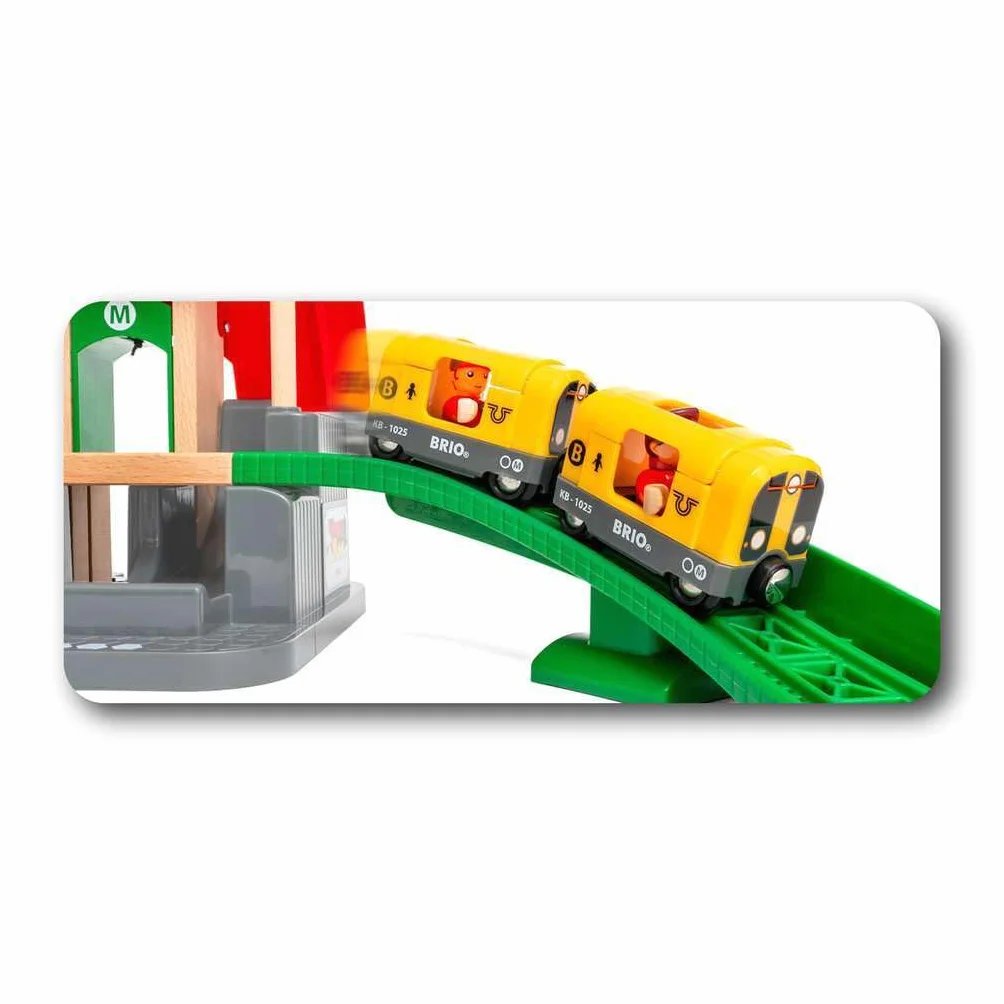 BRIO World 33989 Large City Station Set - Kompleksowy drewniany zestaw pociągów ze stacją transferową - Zalecany od 3 lat