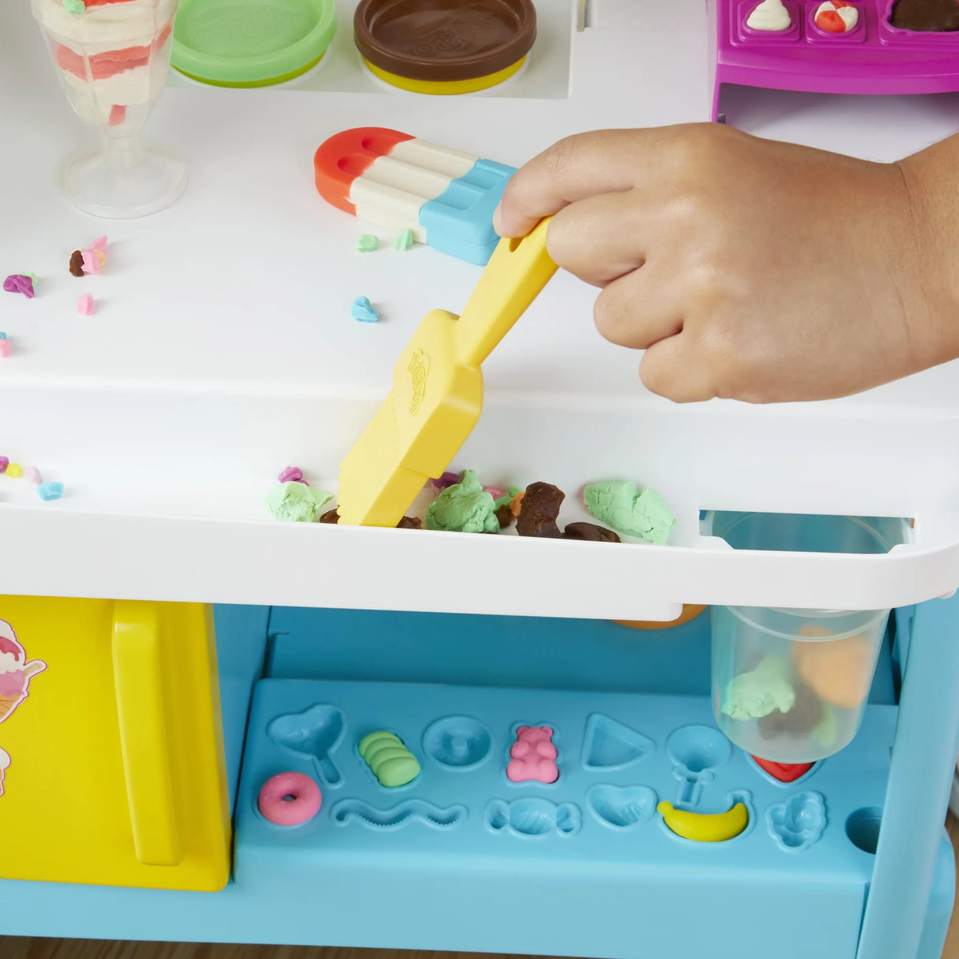 Zestaw do zabawy Play-Doh Kitchen Creations Najlepsza furgonetka z lodami z 27 akcesoriami, 12 pojemnikami z ciastoliną i realistycznymi dźwiękami