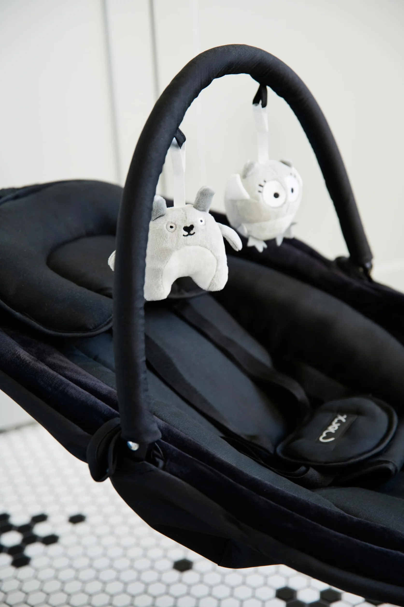 MOMI KENANI ONYX huśtawka do 9 kg, wyświetlacz LED, pilot zdalnego sterowania, Bluetooth do smartfonów, zasilanie bateryjne/sieciowe, 5-punktowe szelki bezpieczeństwa, łuk i zabawki