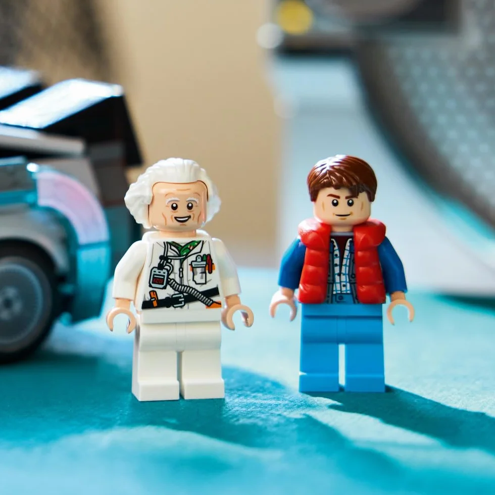 LEGO Speed Champions Wehikuł czasu z Powrotu do przyszłości, zabawka dla dzieci od 9 lat, model samochodu i dwie minifigurki Marty McFly i doktor Brown, prezent dla chłopców i dziewczynek 77256