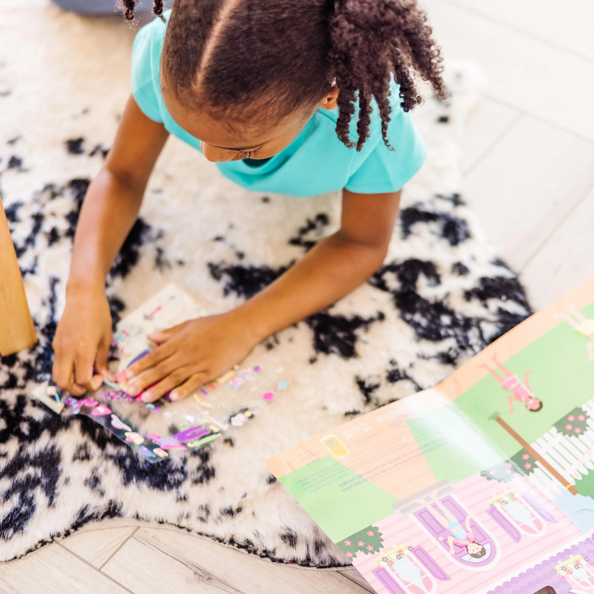 Melissa & Doug – zabawkowy zestaw z wypukłymi naklejkami: przebieranki (książeczka wielokrotnego użytku z zadaniami, 76 naklejek, świetnie nadaje się na podróż)