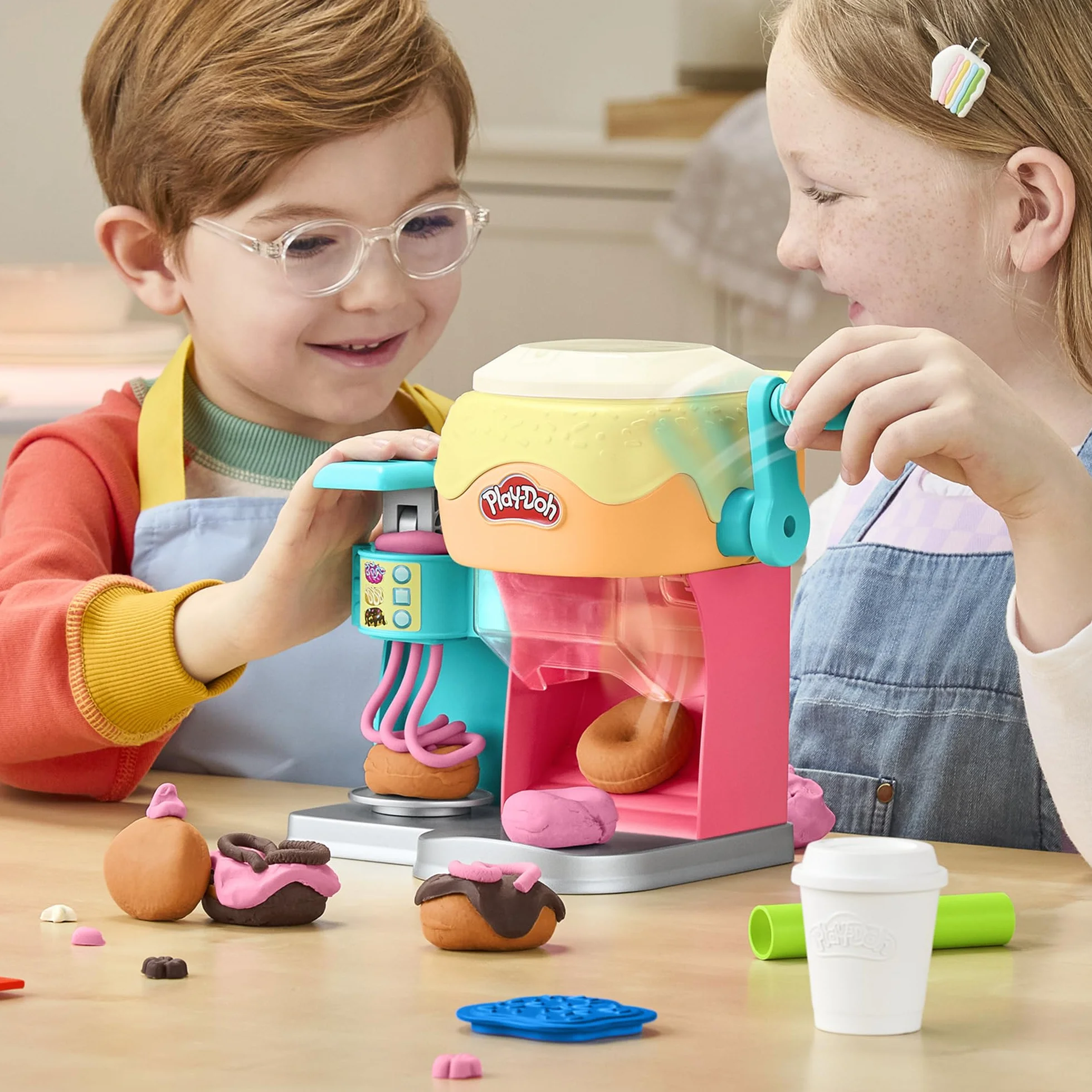 Zestaw do zabawy Pączkarnia Play-Doh, zabawkowe jedzenie, zabawy plastyczne dla dzieci w wieku od 3 lat