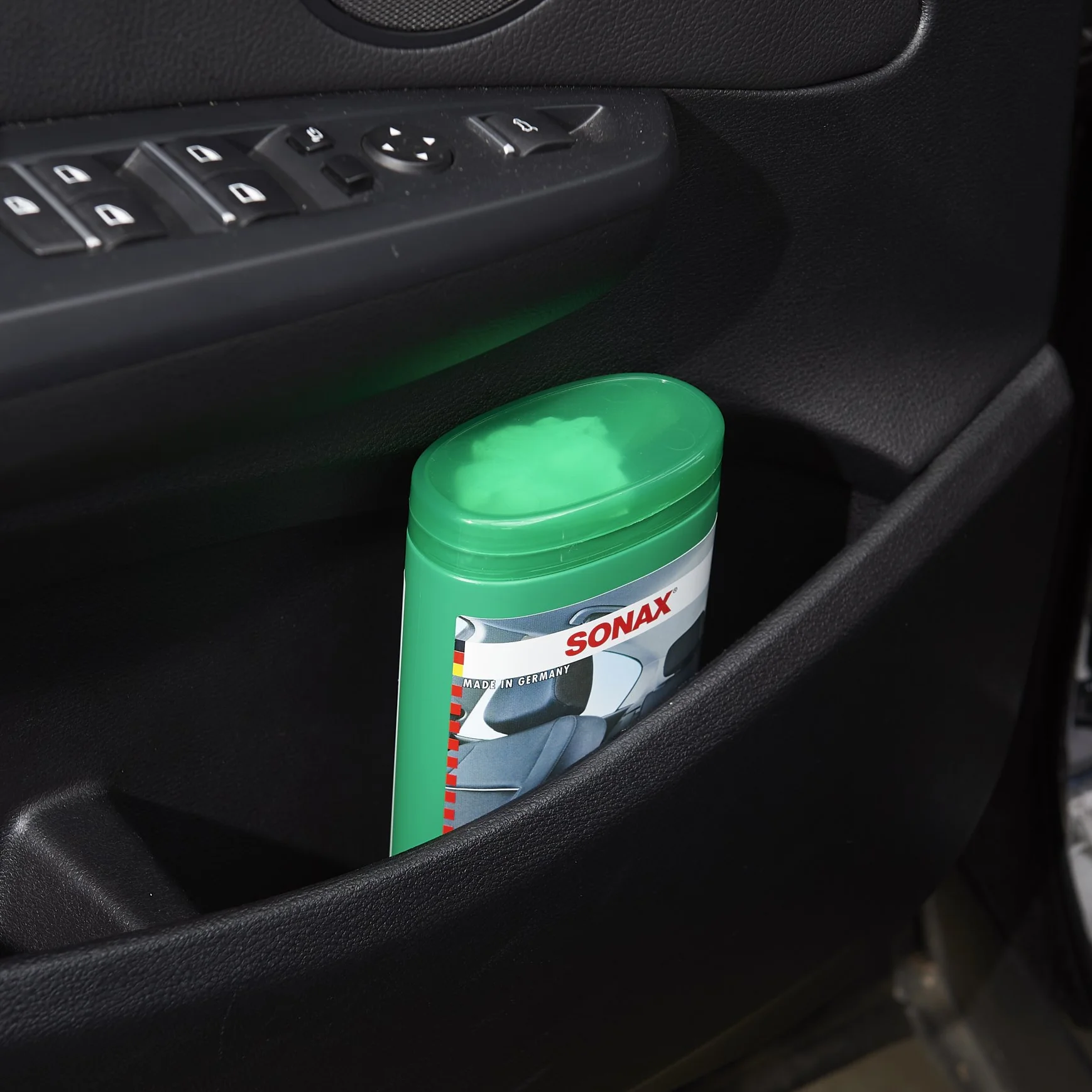 Ściereczki do pielęgnacji kokpitu SONAX Matte Effect Box (25 sztuk) Wilgotne ściereczki czyszczą, pielęgnują i chronią wszystkie elementy plastikowe, drewno i gumę | Przedmiot nr. 04158410