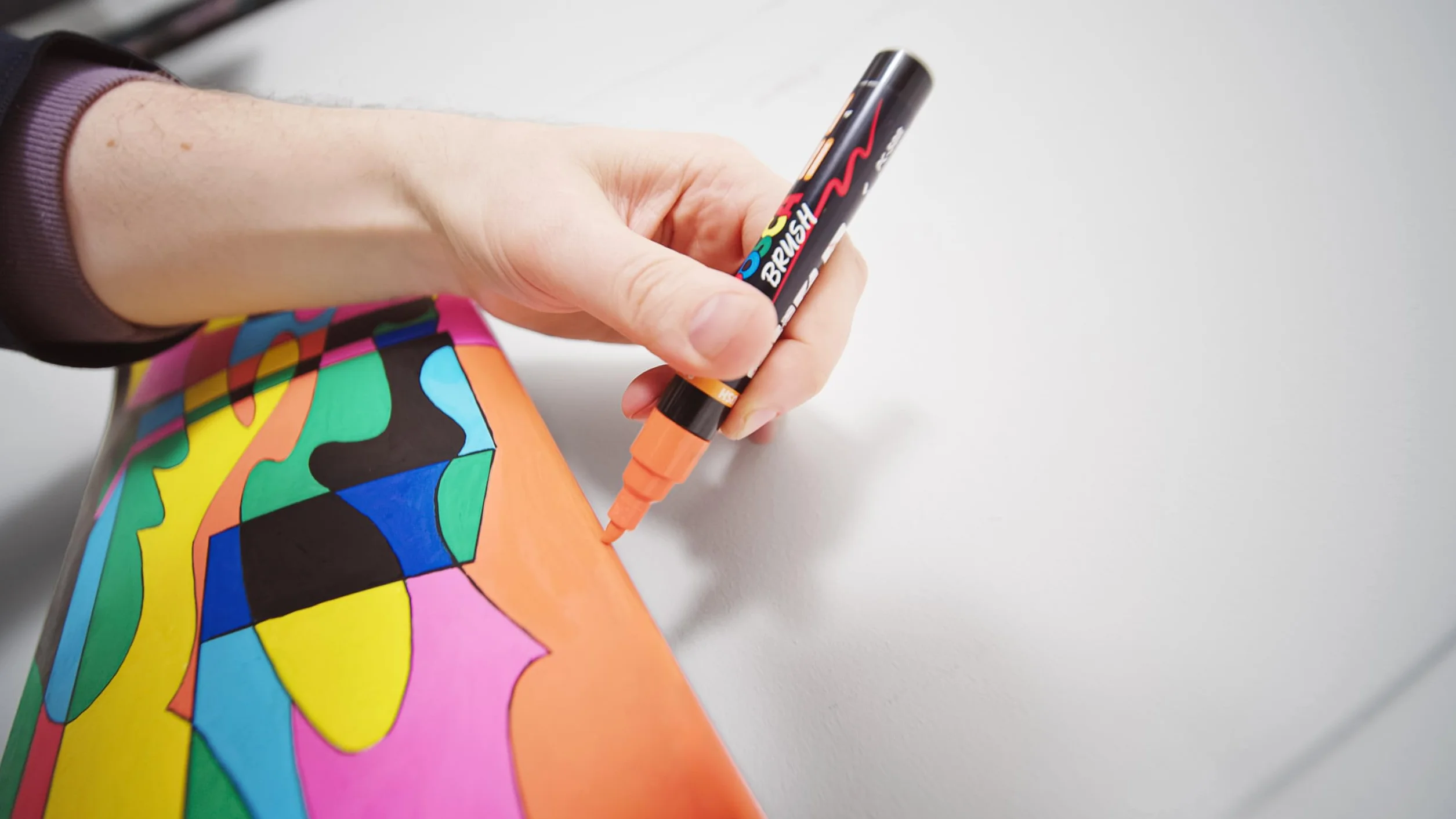POSCA 184016 – zestaw markerów POSCA Brush Pen, 16 pisaków akrylowych z końcówką pędzelkową, pisaki PC-5BR do prawie każdej powierzchni