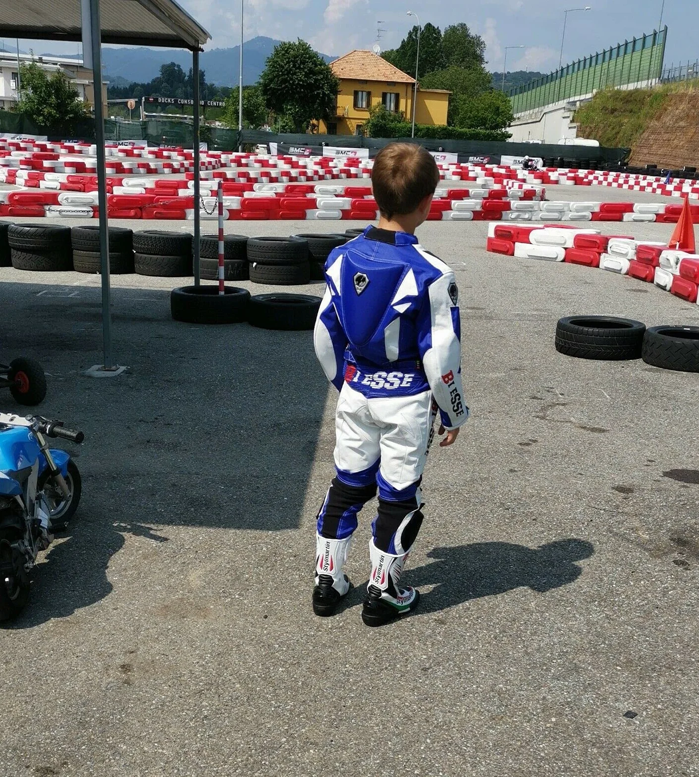 BI ESSE - Pocketbike kombinezon dziecięcy ze skóry i materiału, profesjonalny, z kompletnymi ochraniaczami, niebieski/biały, 9-10 lat